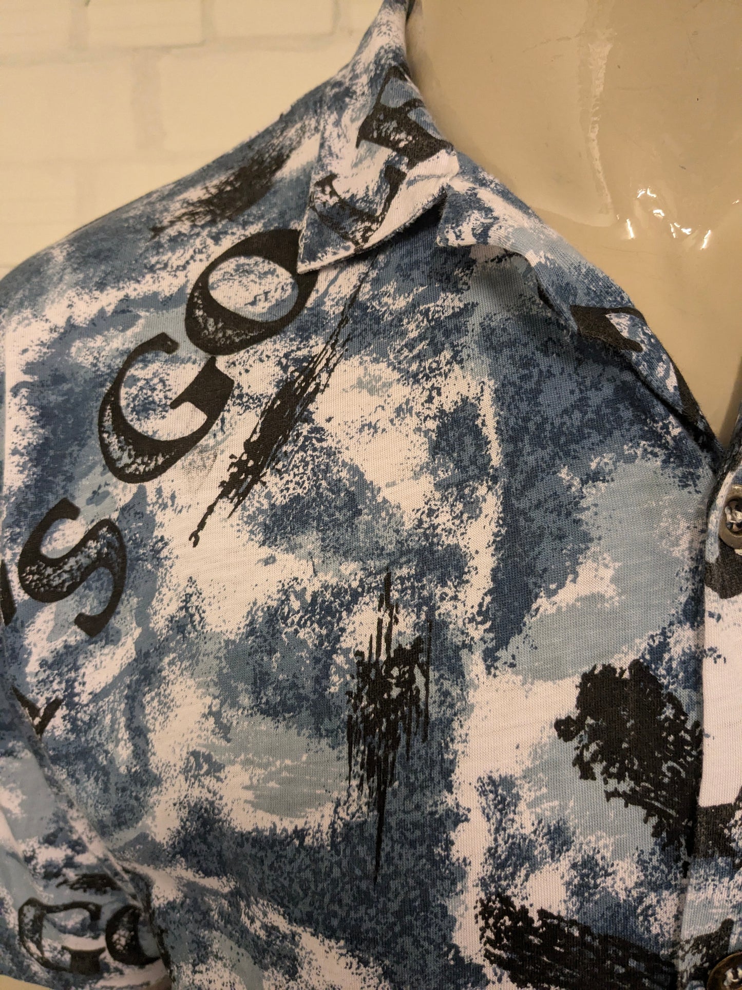 Vintage Let's Go-Shirt mit kurzen Ärmeln. Blauer Schwarz-Weiß-Druck. Größe L.