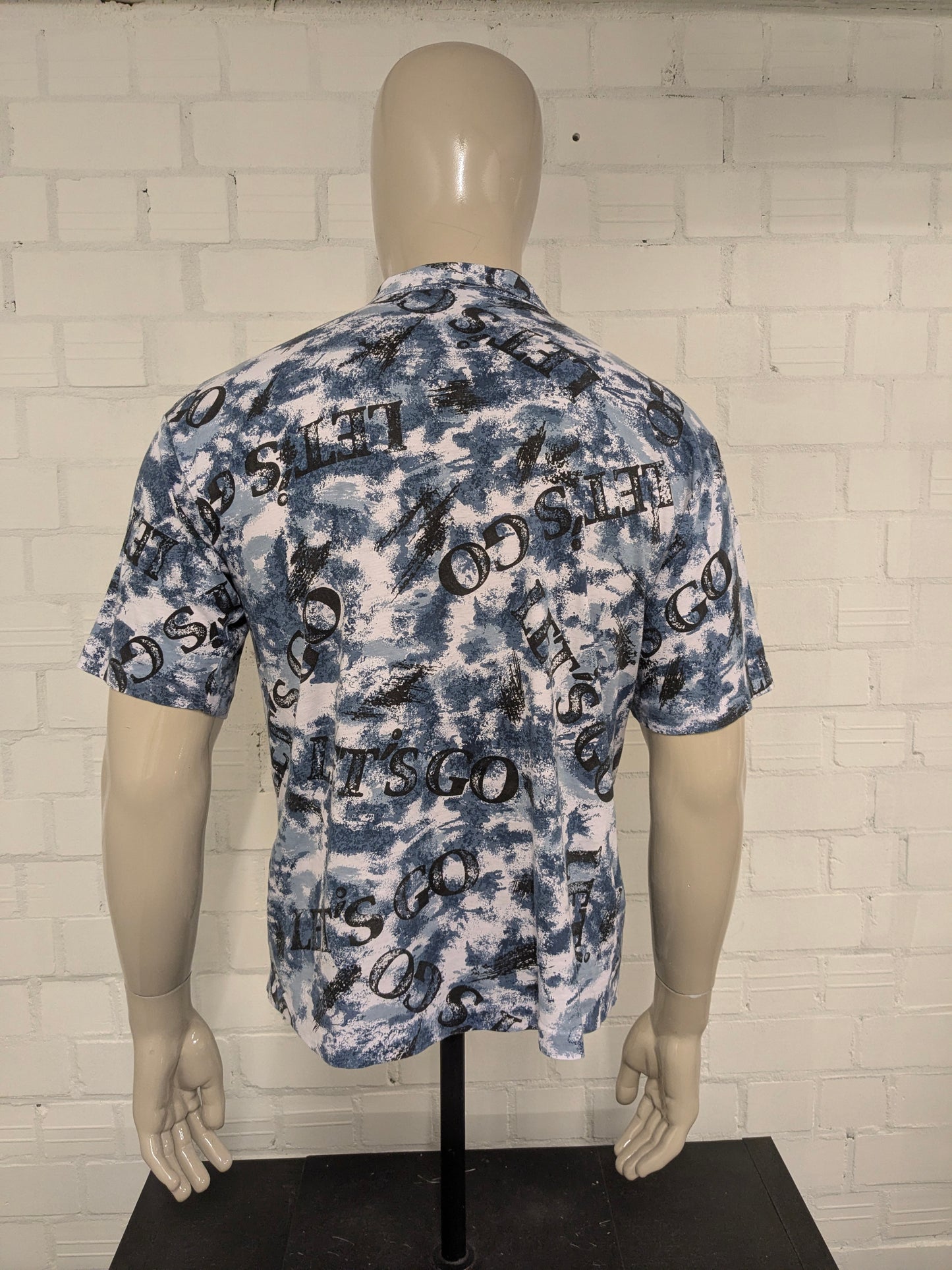 Vintage Let's Go-Shirt mit kurzen Ärmeln. Blauer Schwarz-Weiß-Druck. Größe L.
