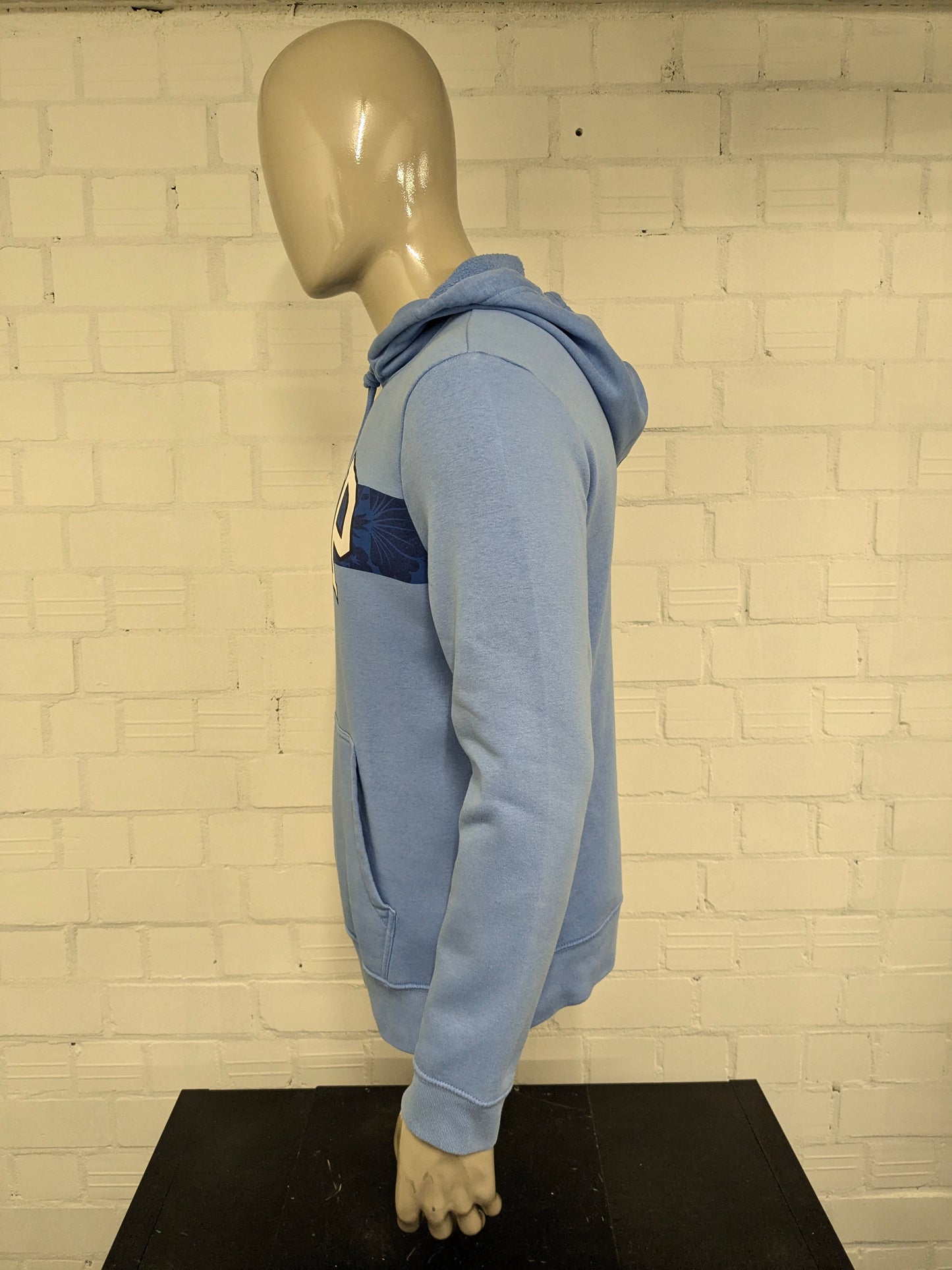 GAP Hoodie. Blauw met opdruk. Maat M.
