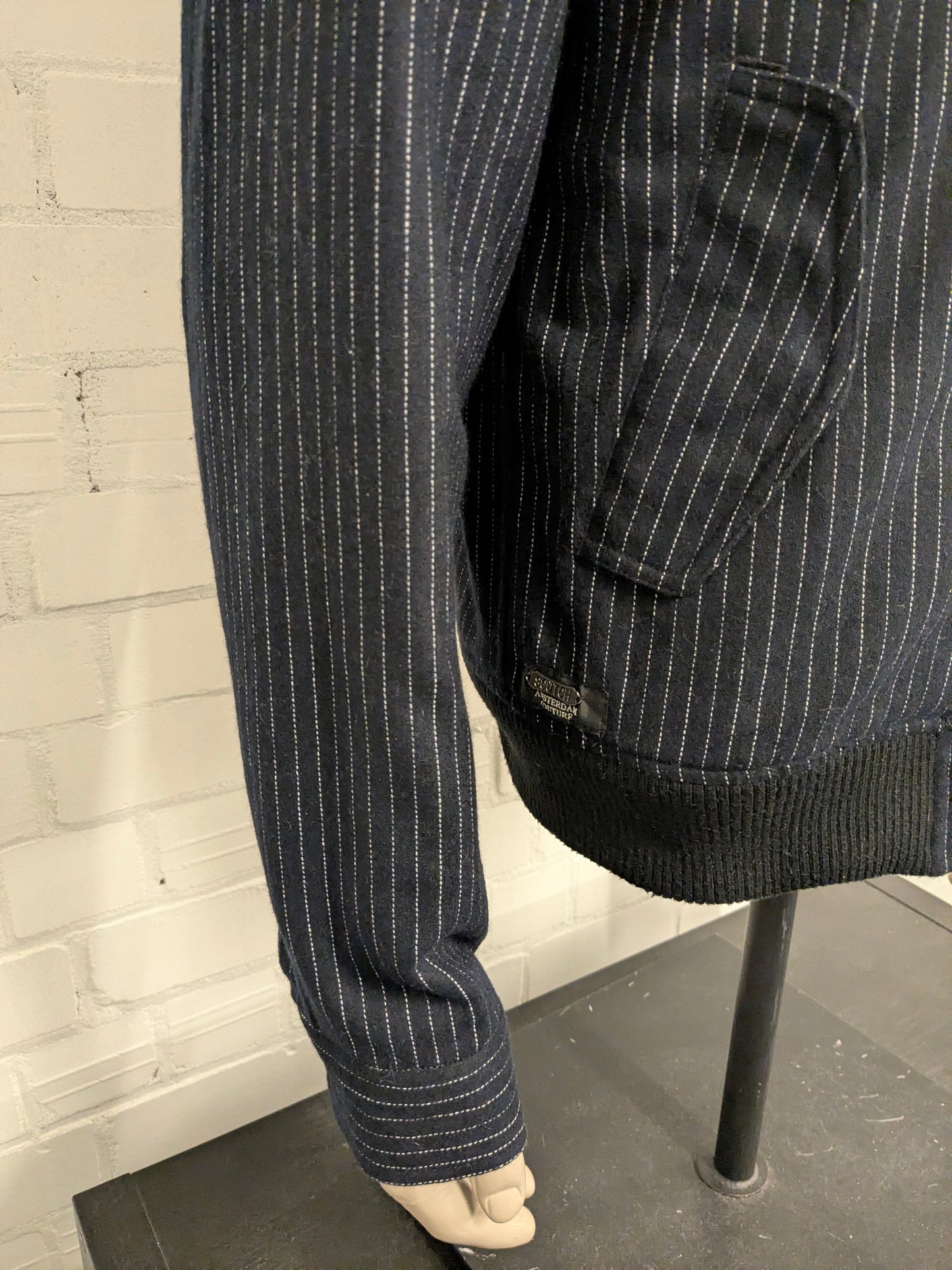 Scotch & Soda tussen jas met dubbele rits. Zwart Wit gestreept. Maat L.
