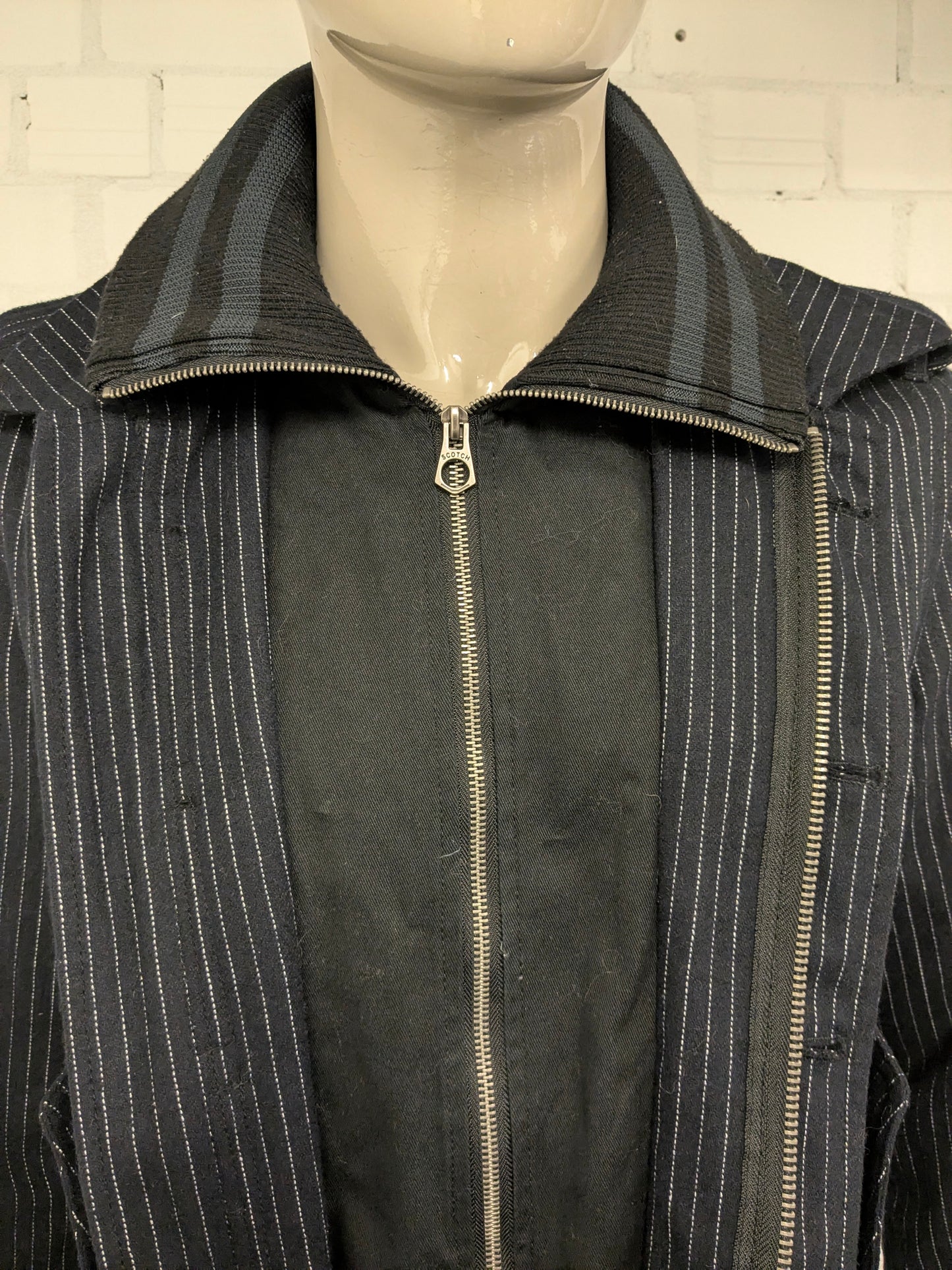 Scotch & Soda tussen jas met dubbele rits. Zwart Wit gestreept. Maat L.
