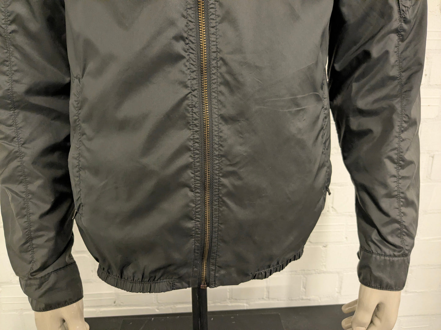 Replay zomer jack. Donker Grijs gekleurd. Dubbele rits waardoor pasvorm aan te passen is. Maat L.