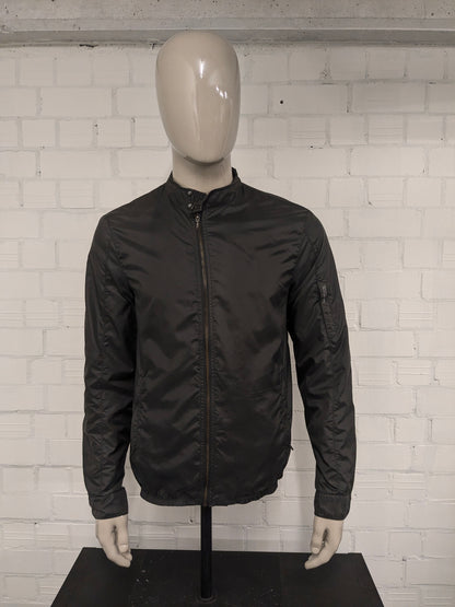 Replay zomer jack. Donker Grijs gekleurd. Dubbele rits waardoor pasvorm aan te passen is. Maat L.