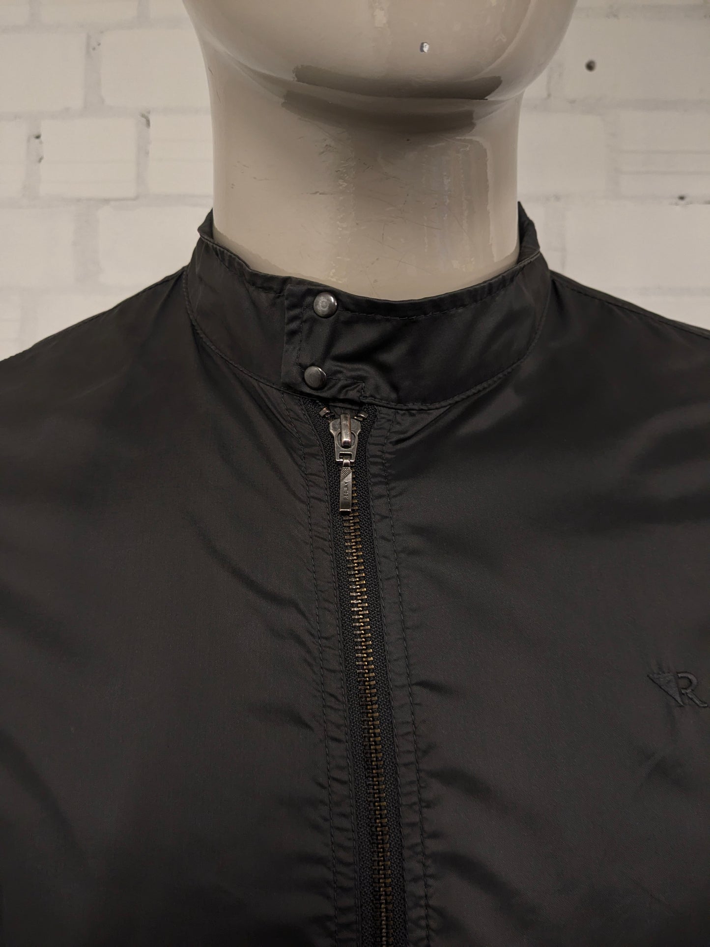 Replay zomer jack. Donker Grijs gekleurd. Dubbele rits waardoor pasvorm aan te passen is. Maat L.