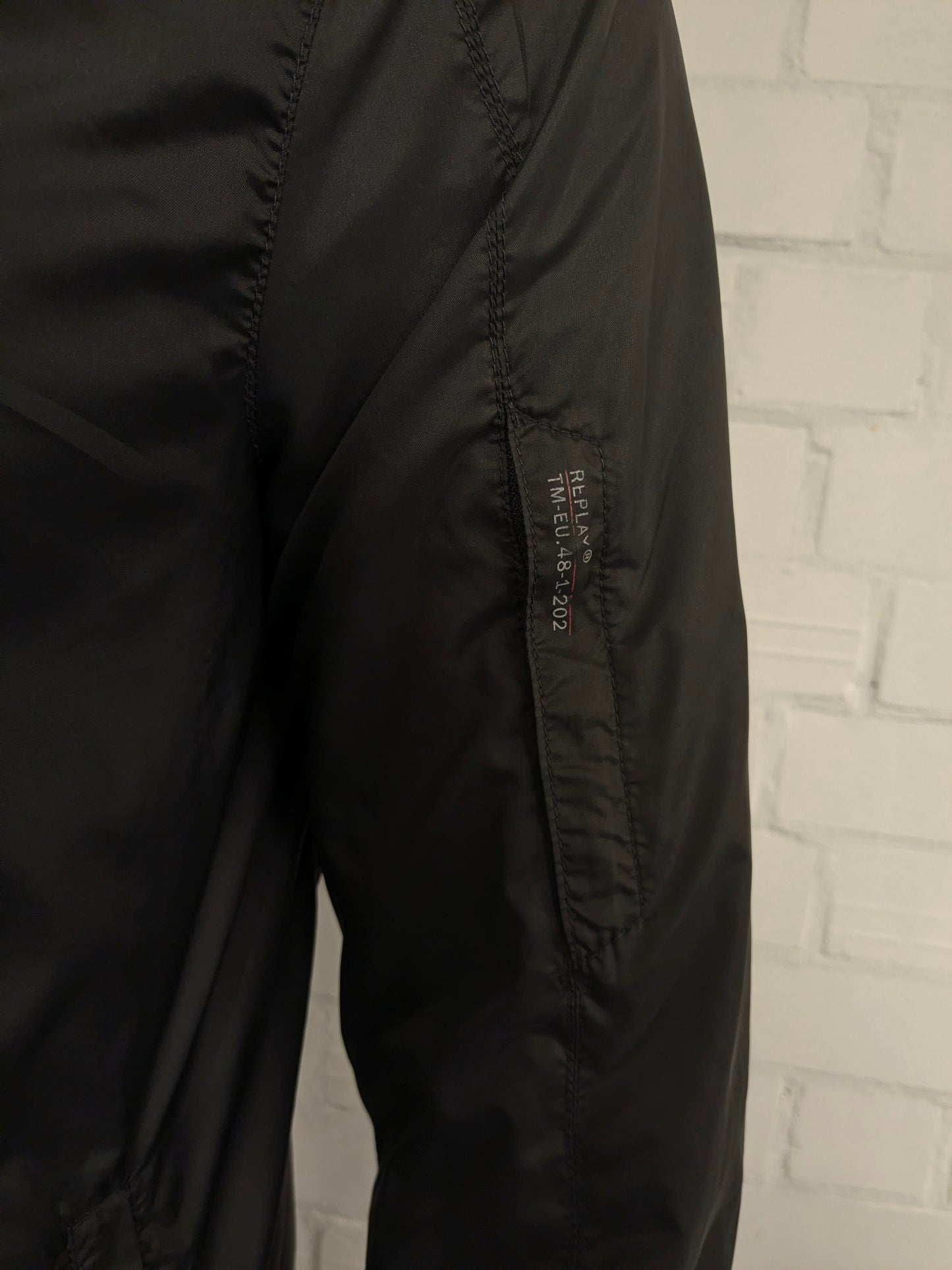 Replay zomer jack. Donker Grijs gekleurd. Dubbele rits waardoor pasvorm aan te passen is. Maat L.