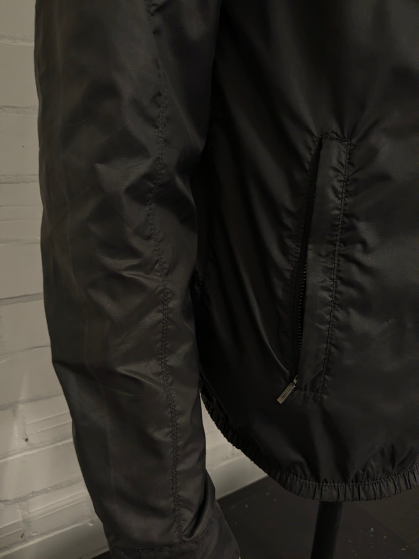 Replay zomer jack. Donker Grijs gekleurd. Dubbele rits waardoor pasvorm aan te passen is. Maat L.