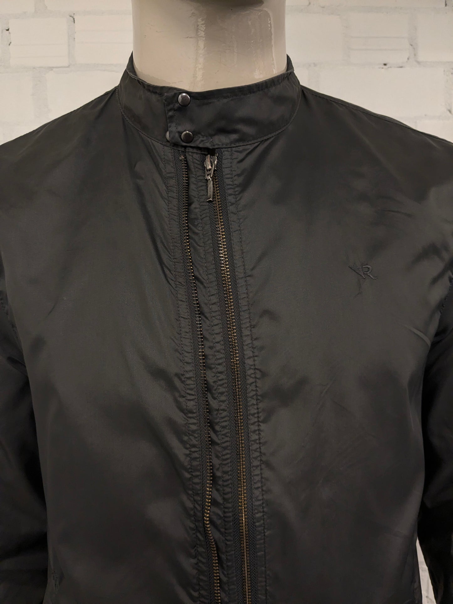 Replay zomer jack. Donker Grijs gekleurd. Dubbele rits waardoor pasvorm aan te passen is. Maat L.