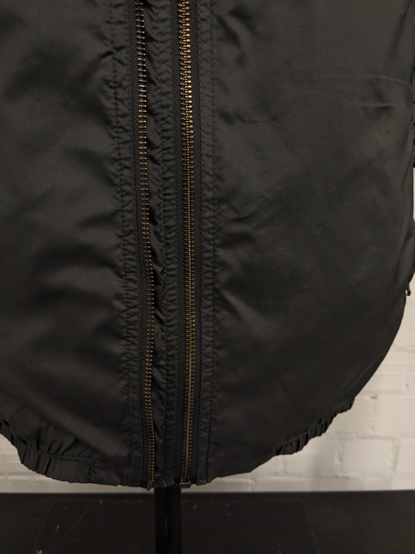 Replay zomer jack. Donker Grijs gekleurd. Dubbele rits waardoor pasvorm aan te passen is. Maat L.