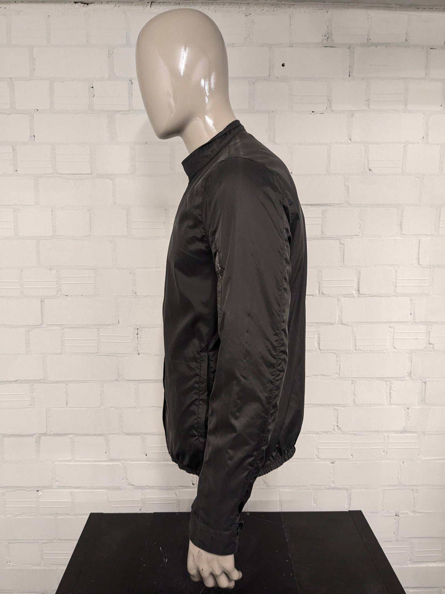 Replay zomer jack. Donker Grijs gekleurd. Dubbele rits waardoor pasvorm aan te passen is. Maat L.