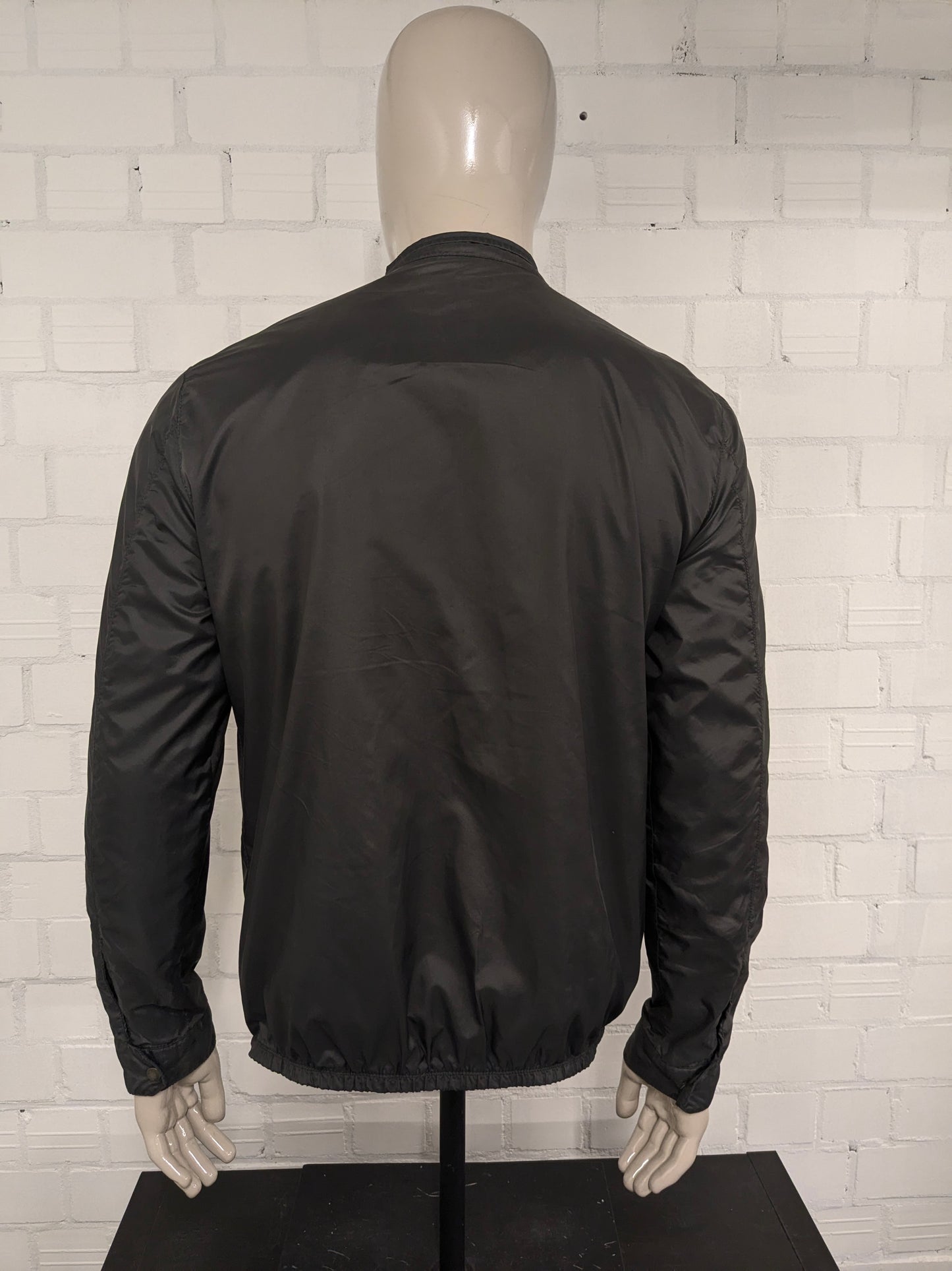 Replay zomer jack. Donker Grijs gekleurd. Dubbele rits waardoor pasvorm aan te passen is. Maat L.