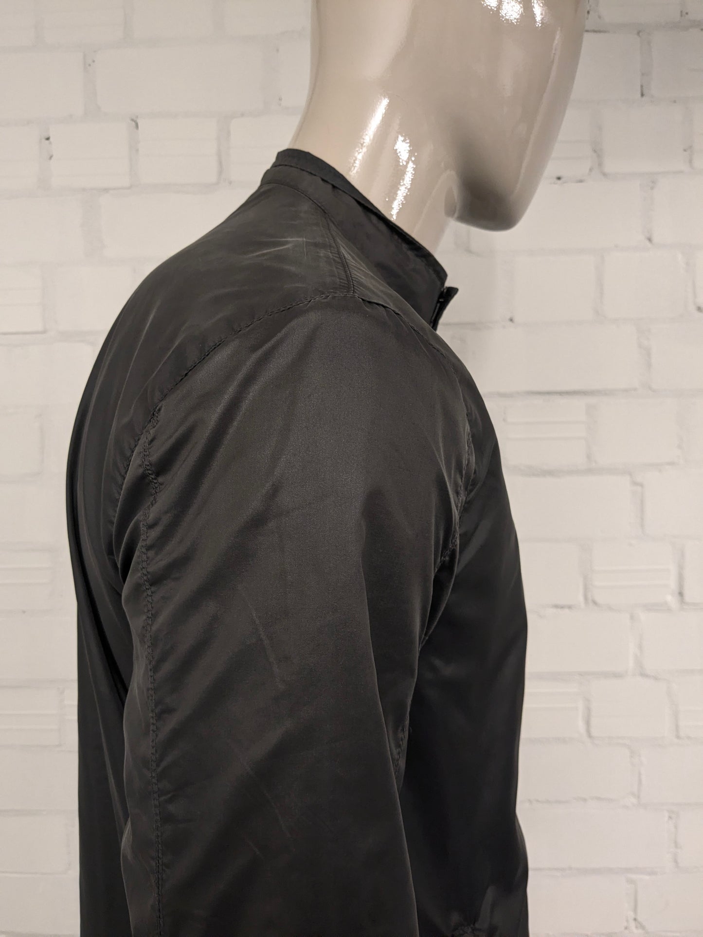 Replay zomer jack. Donker Grijs gekleurd. Dubbele rits waardoor pasvorm aan te passen is. Maat L.