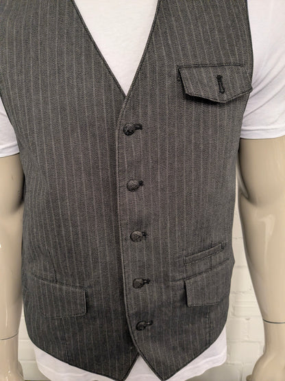 It's gilet. Licht / Donker Grijs gestreept. Maat M.