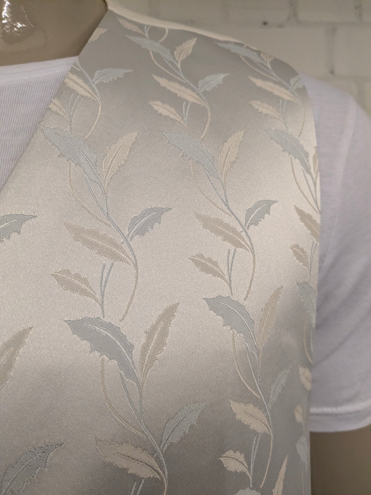 Heiroom gilet. Beige Blauw licht glanzend blad motief. Maat 3XL / XXXL.