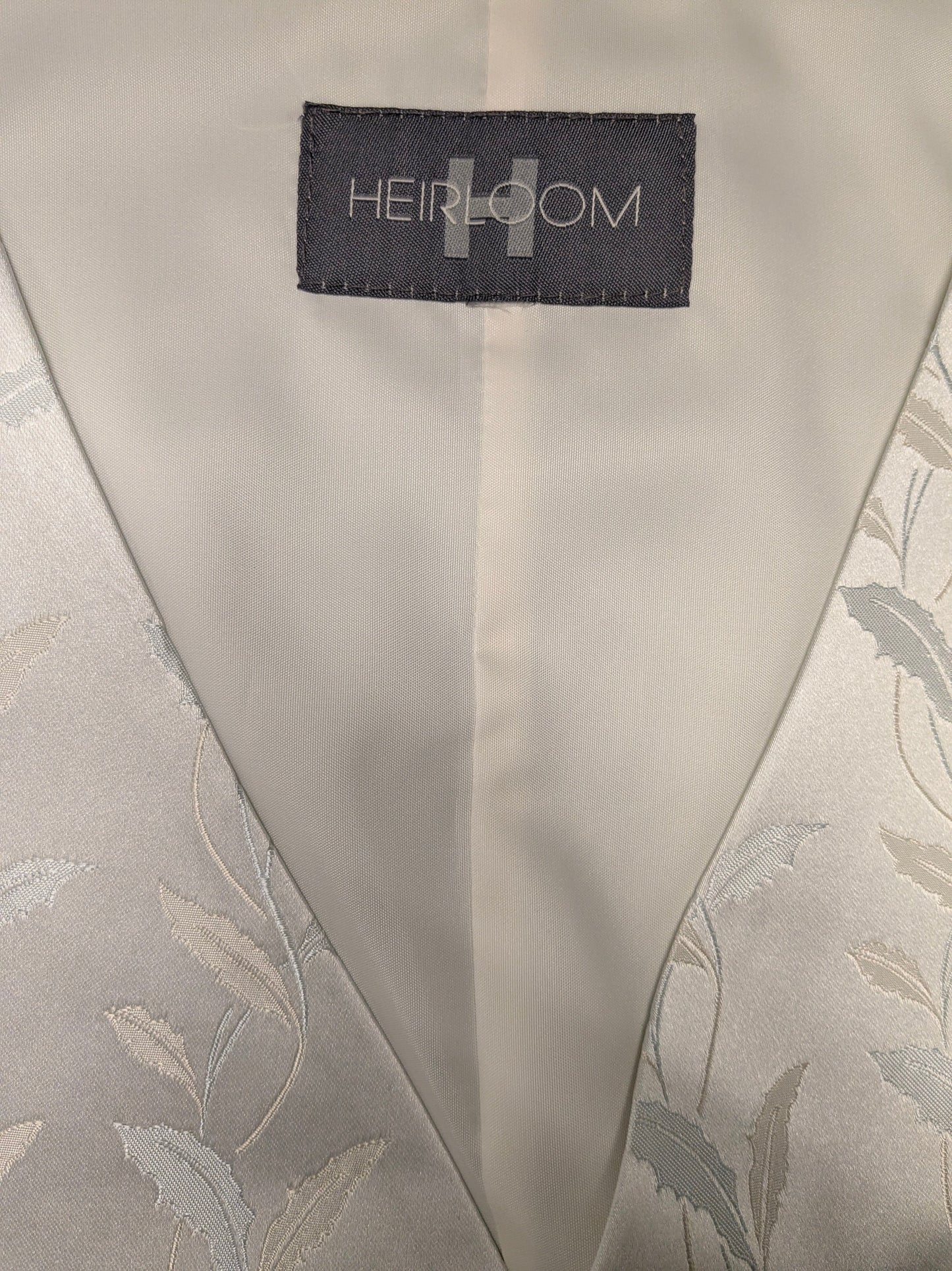 Heiroom gilet. Beige Blauw licht glanzend blad motief. Maat 3XL / XXXL.