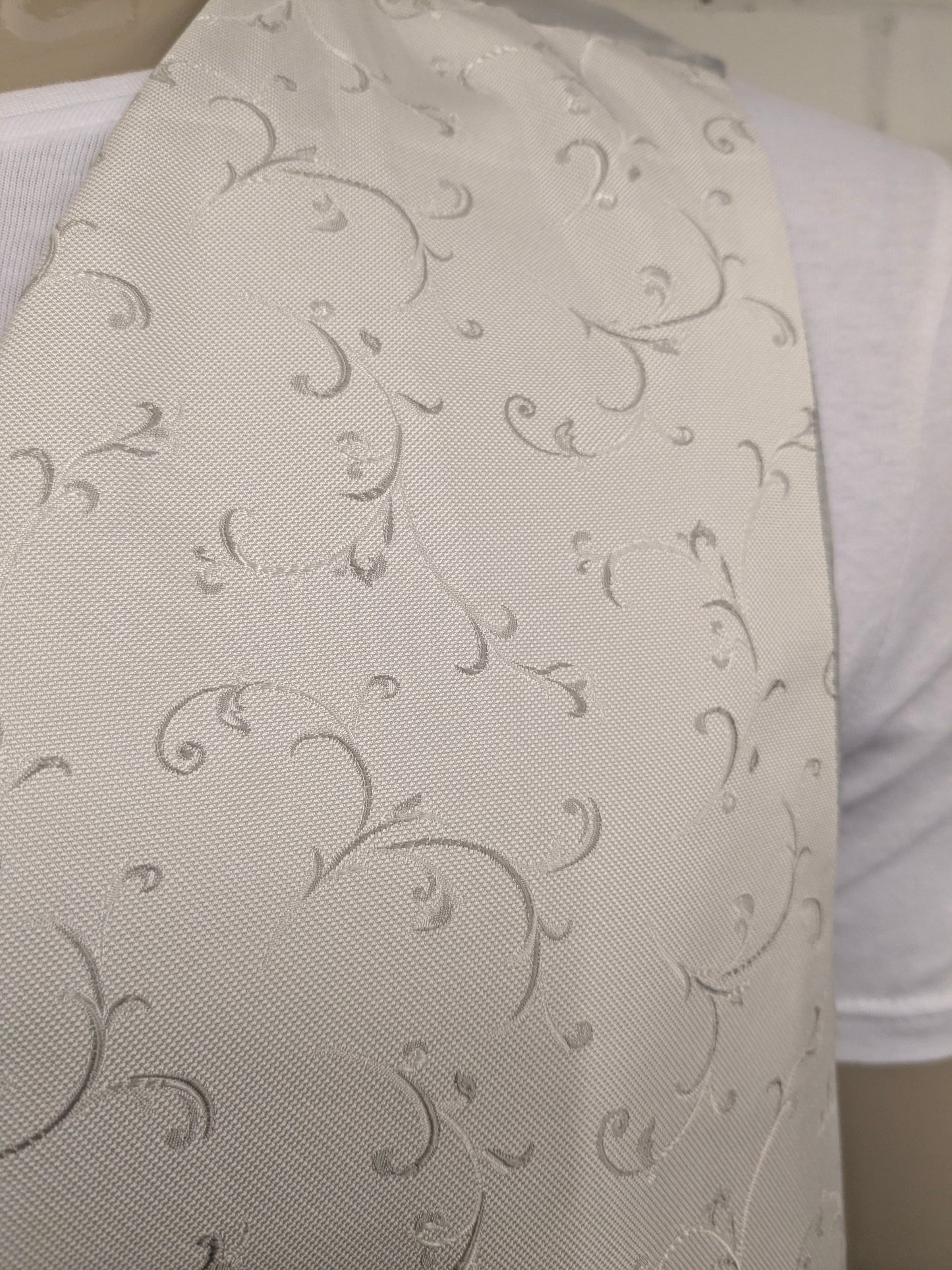 Cristo gilet. Beige Licht glanzend motief. Maat 3XL / XXXL.