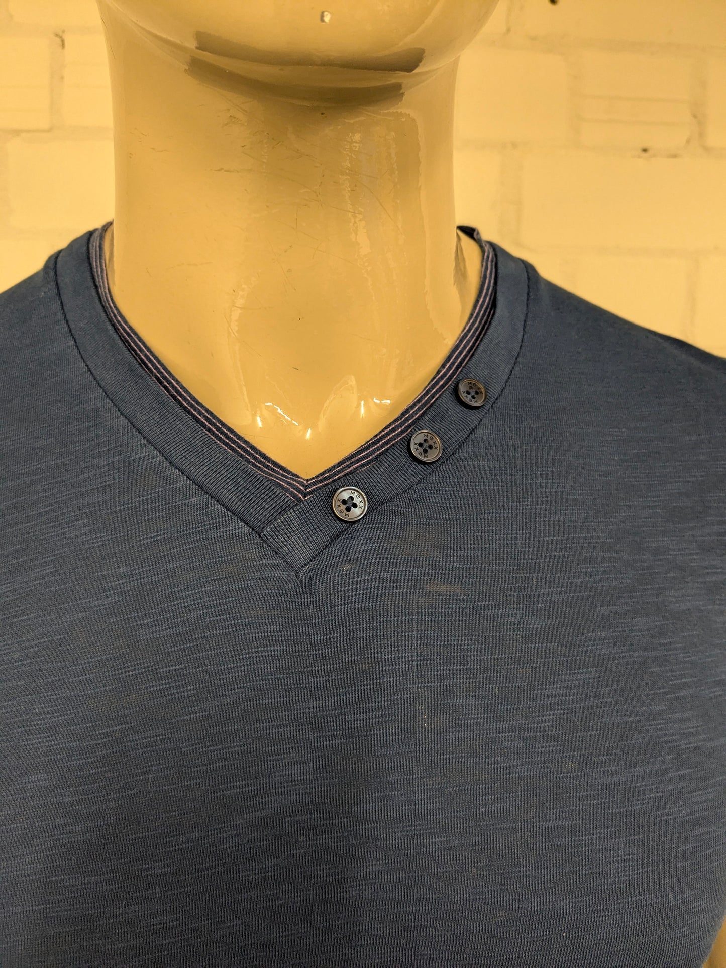 Mexx shirt met V-Hals en decoratieve knoopjes. Donker Blauw gemêleerd. Maat M.
