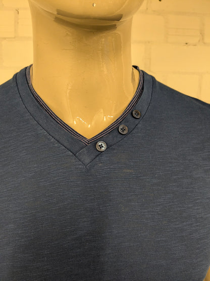 Mexx shirt met V-Hals en decoratieve knoopjes. Donker Blauw gemêleerd. Maat M.