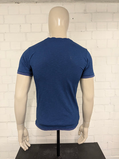 Mexx shirt met V-Hals en decoratieve knoopjes. Donker Blauw gemêleerd. Maat M.