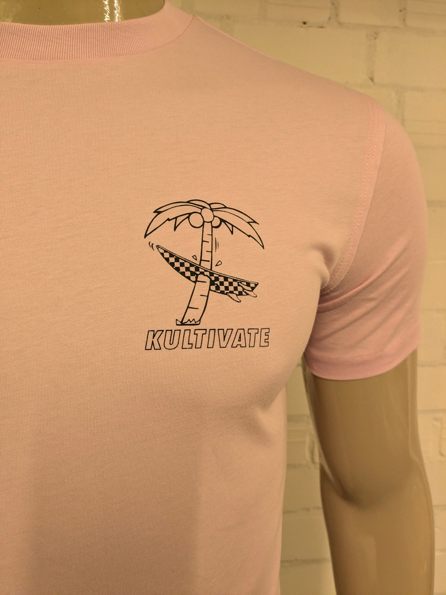 Kultivate shirt. Roze met opdruk. Maat XS.