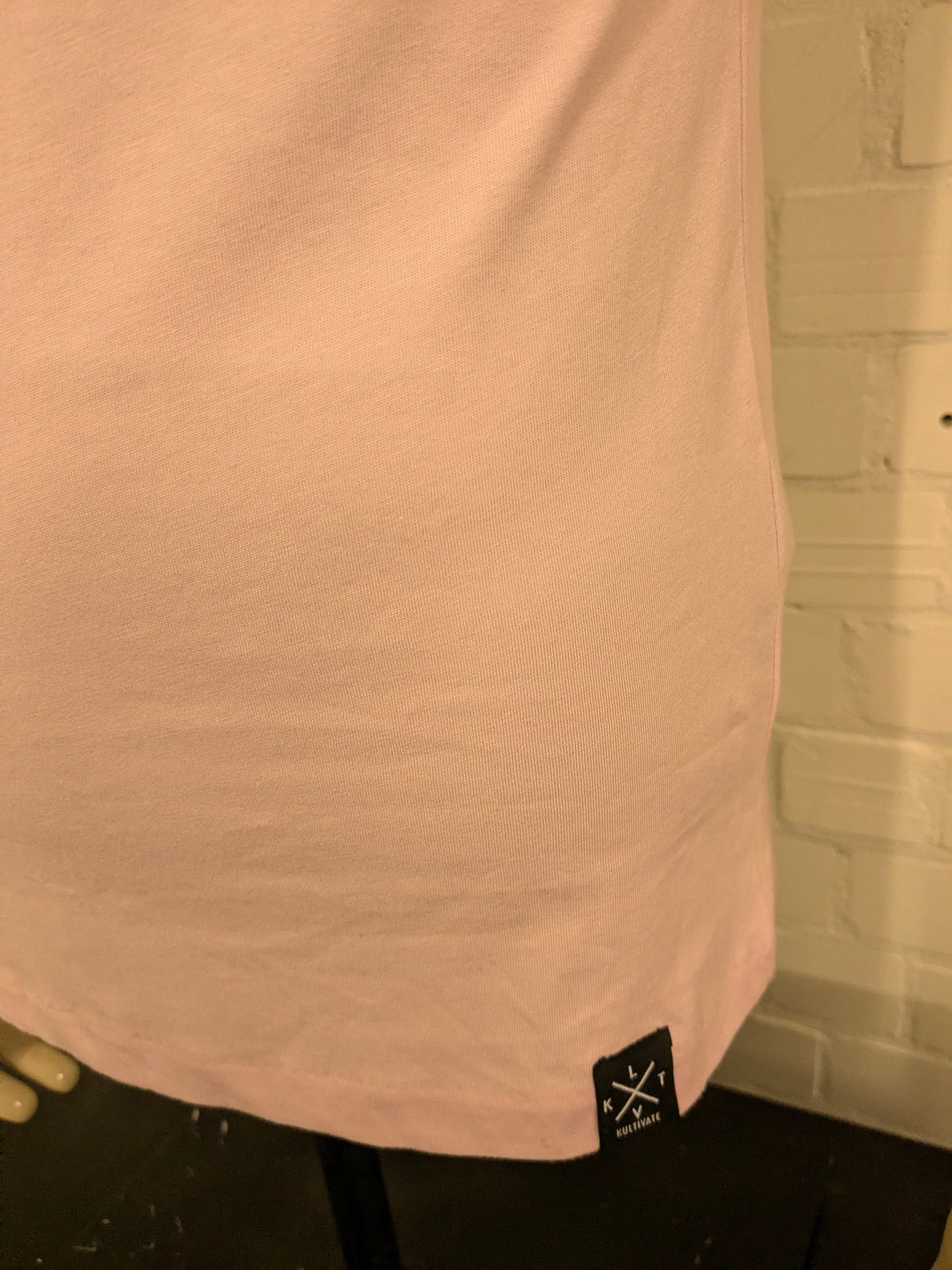 Kultivate shirt. Roze met opdruk. Maat XS.