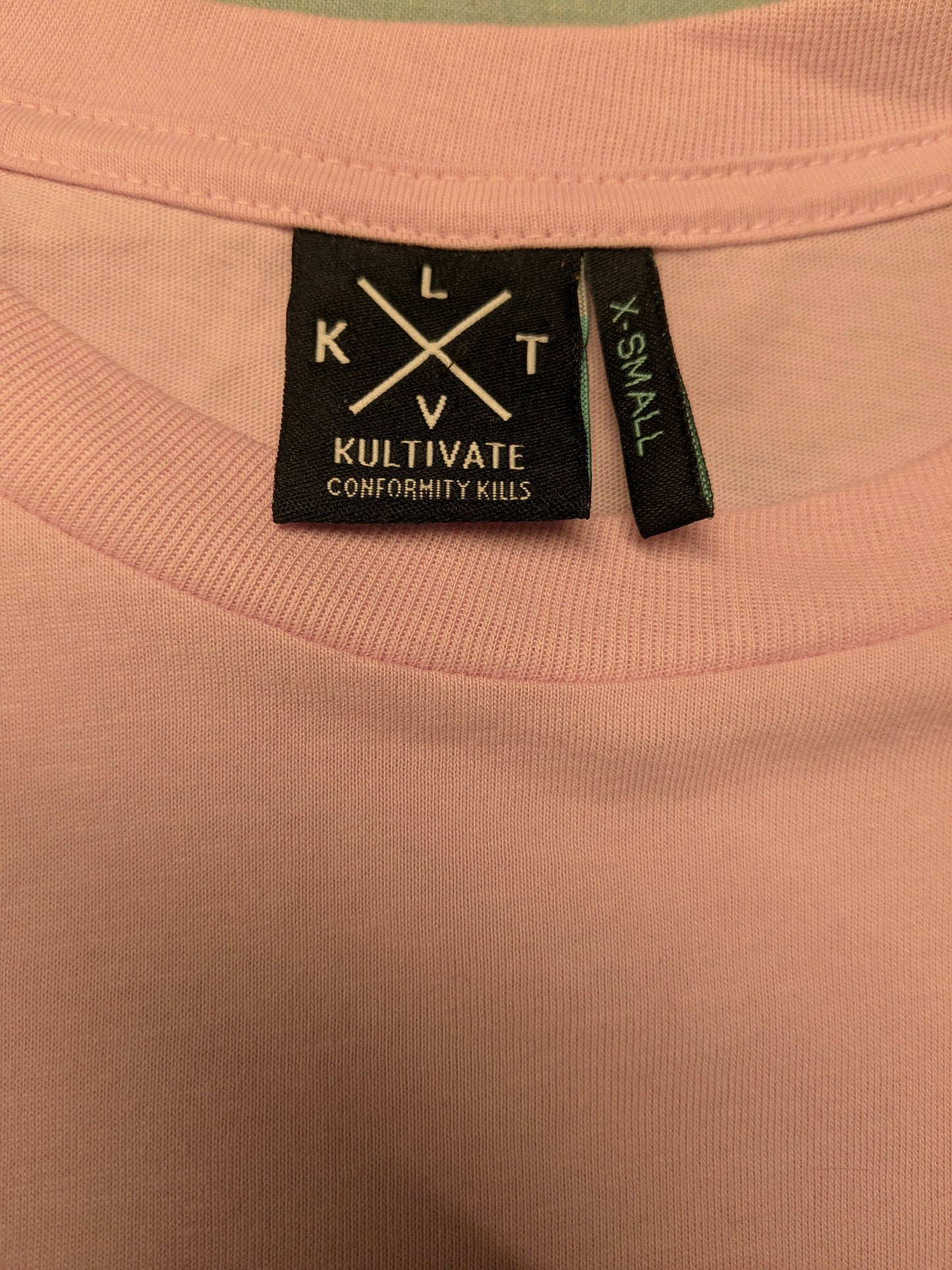 Kultivate shirt. Roze met opdruk. Maat XS.