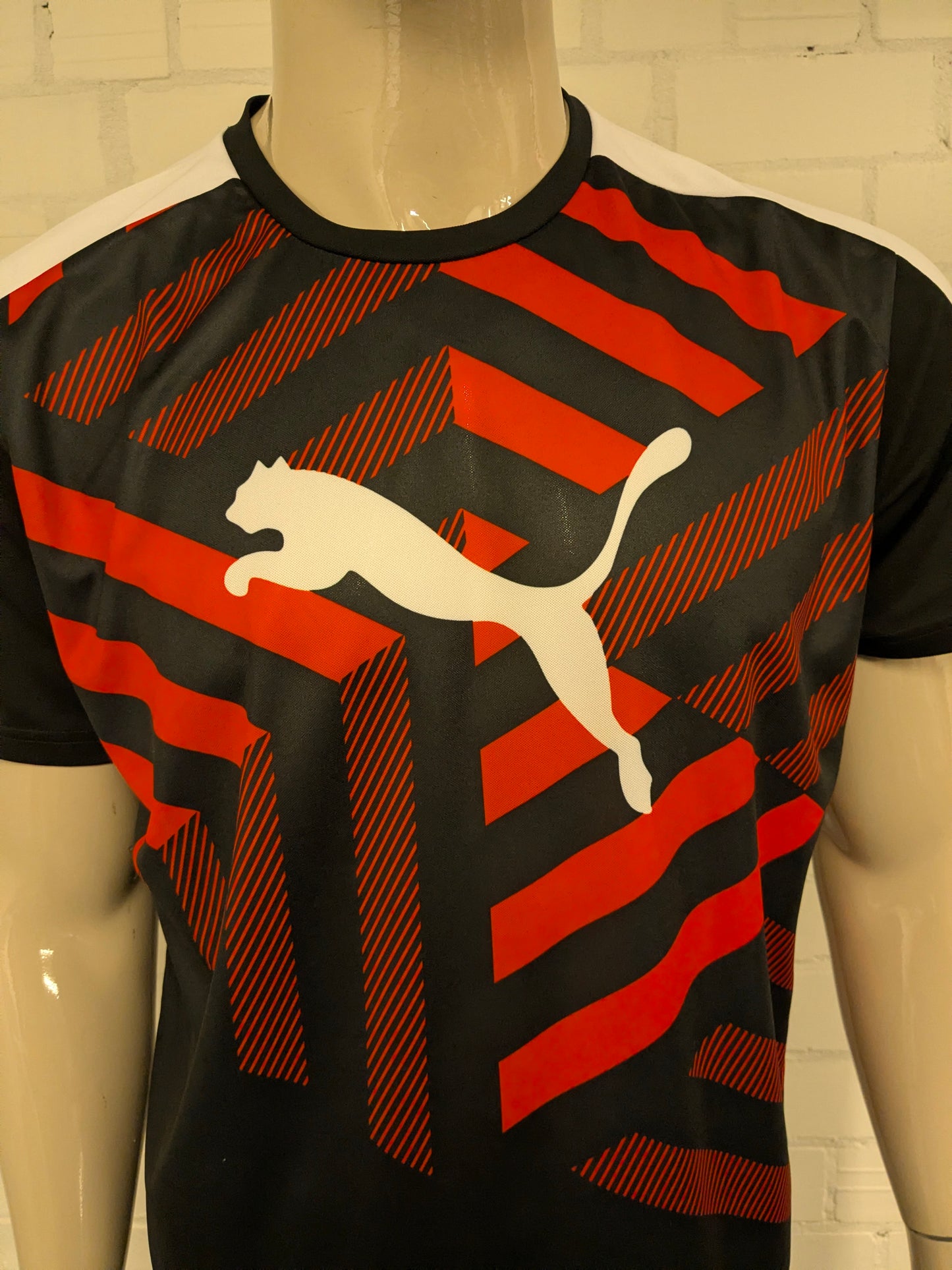 Puma "Evo TRG"sport shit. Rood Wit Zwarte print. Maat XL.
