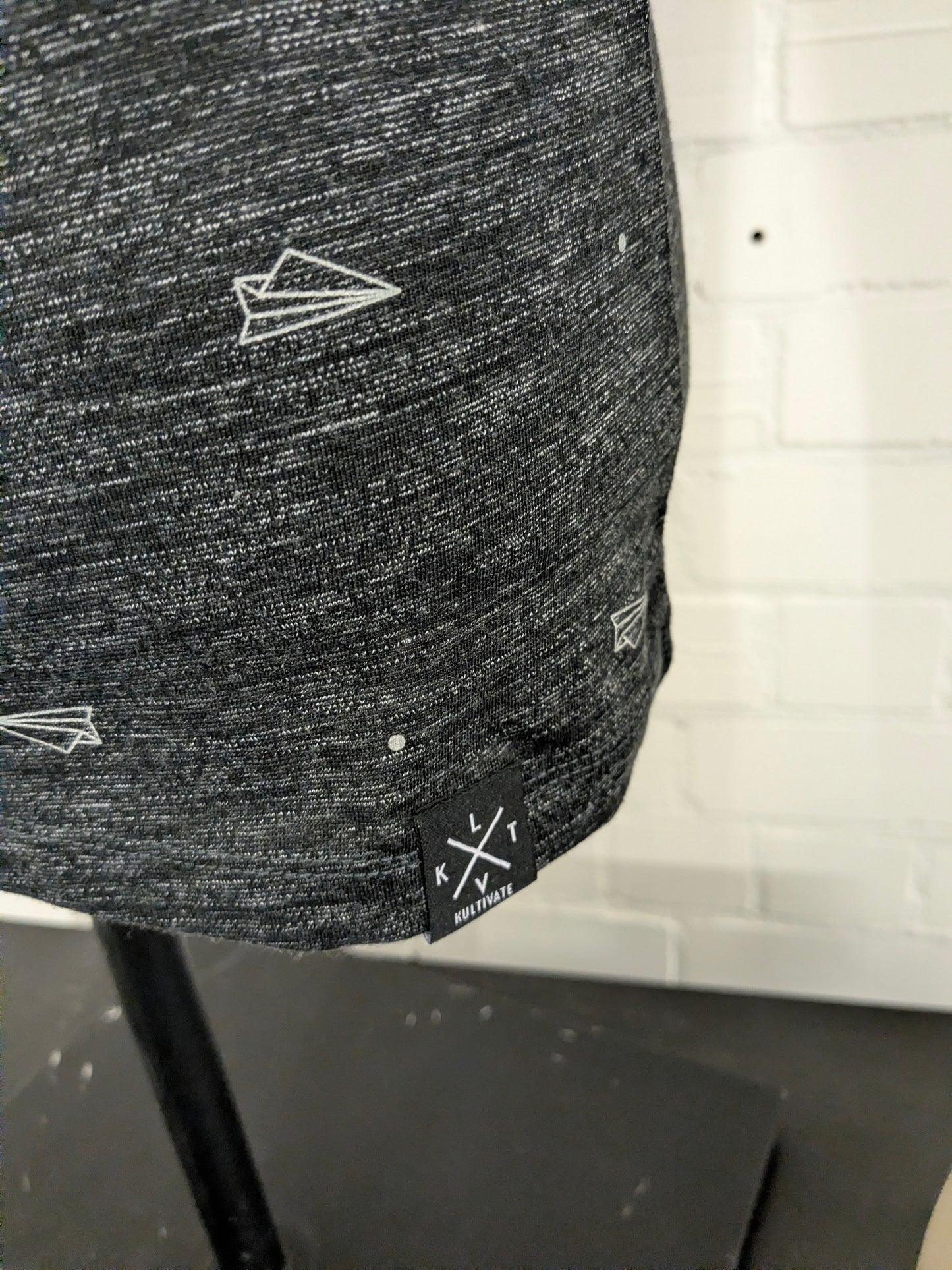 Kultivate shirt. Zwart Grijs gemêleerd met print. Maat XS.