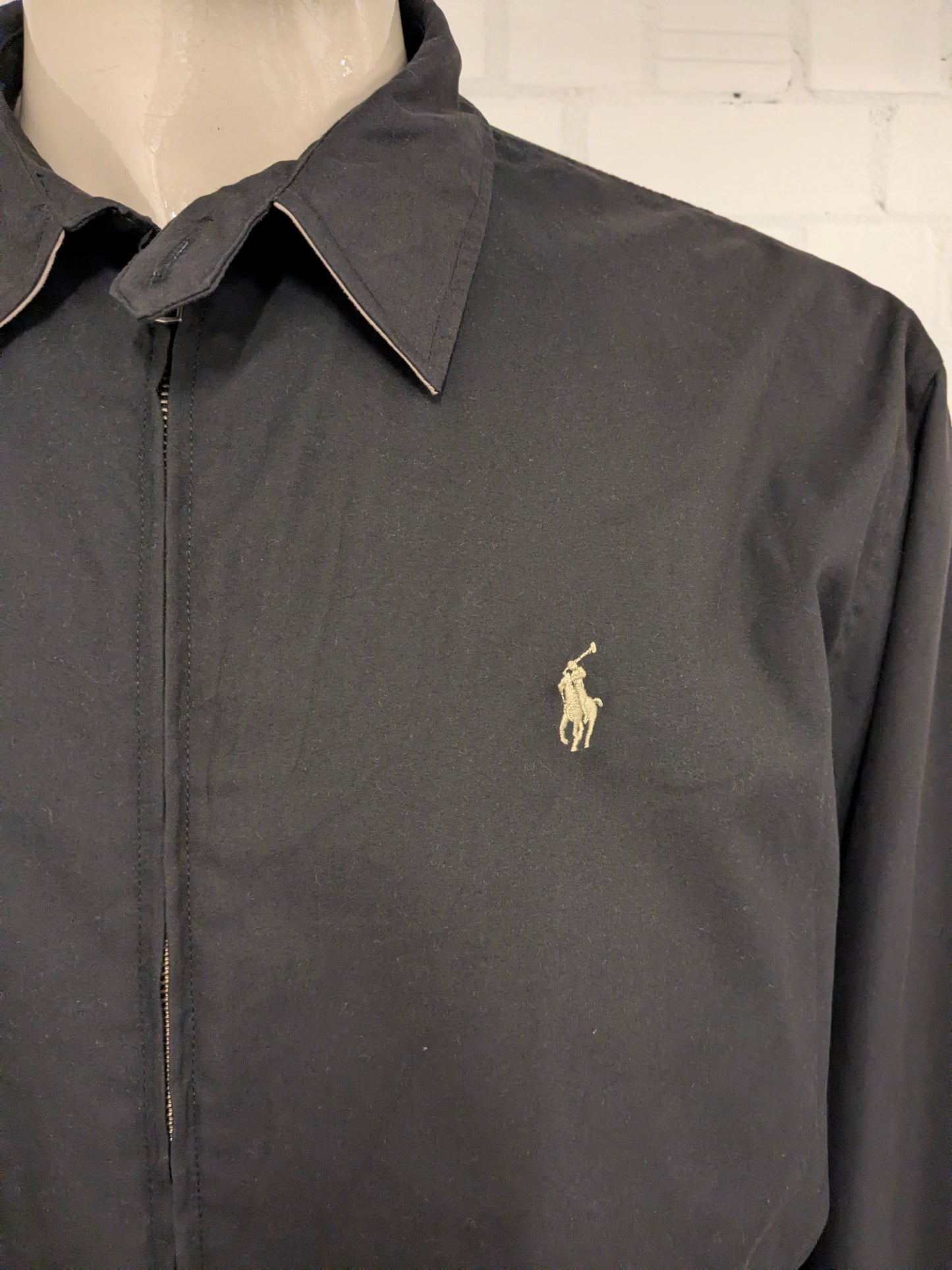 Leicht gefütterte Vintage-Jacke von Polo Ralph Lauren. Schwarz gefärbt. Größe (XL) 3XL / XXXL.