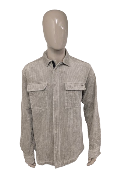 Camisa sin exceso de canalé. costilla gruesa. Color beige. Talla XL. estirar.