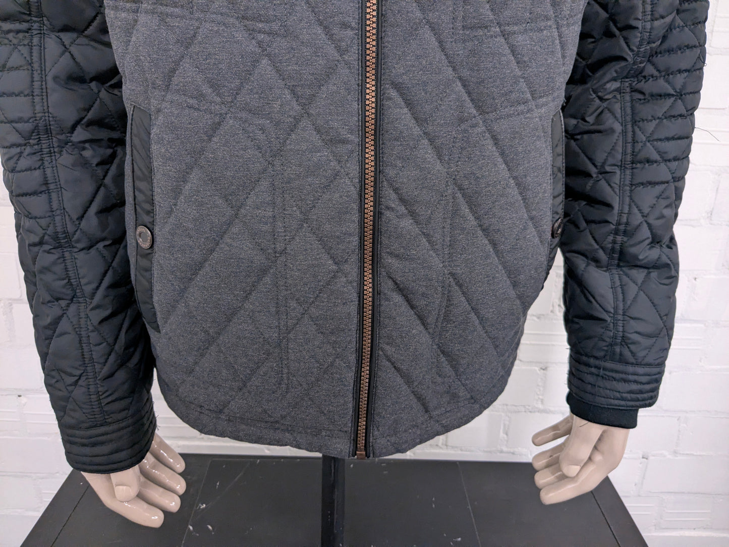 Tailor & Son tussen jas. Zwart Grijs gekleurd. Maat 56 / XL.