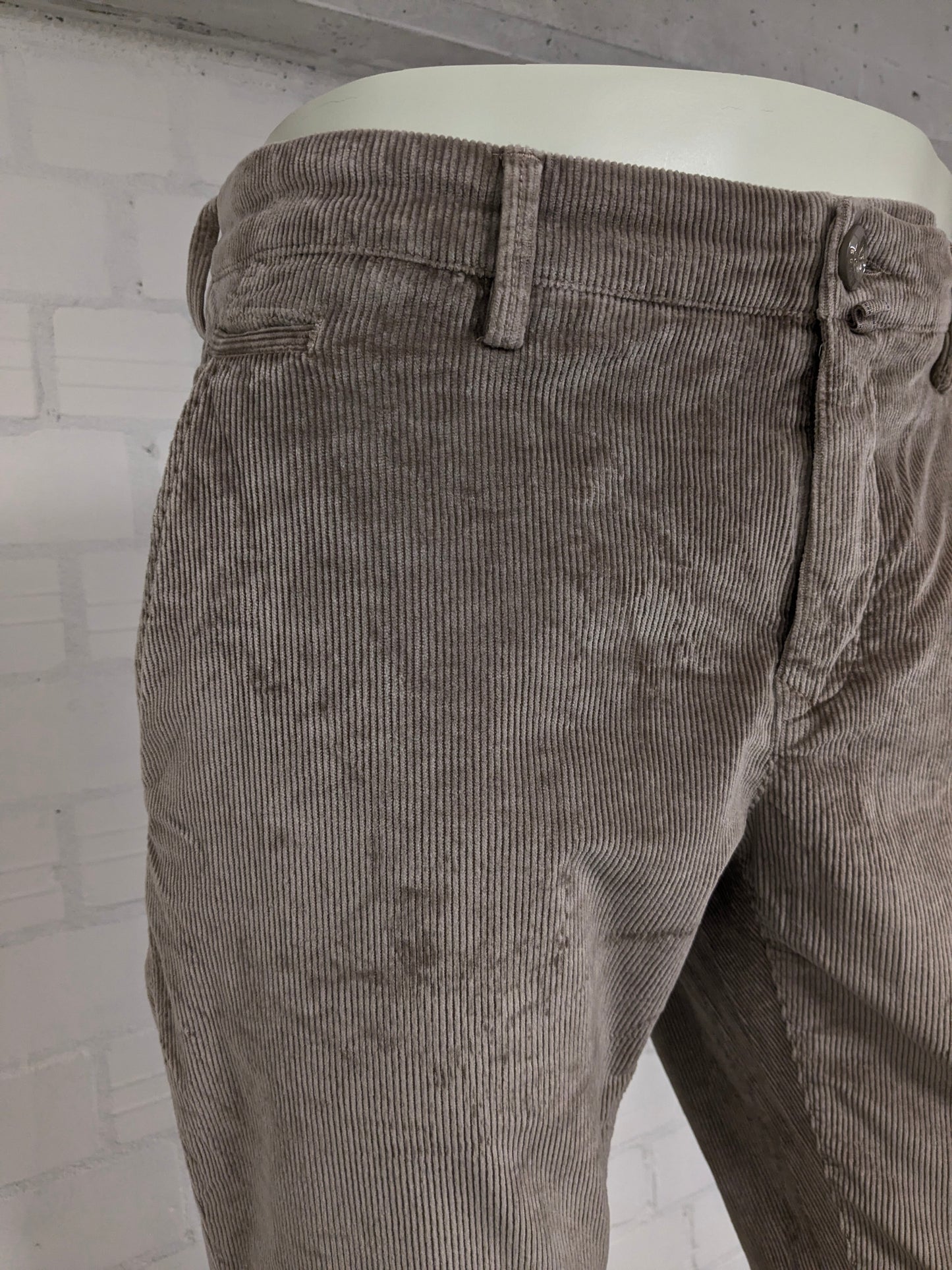 Jacob Cohen ribbroek. Beige gekleurd. Maar W36 - L34. type "Bobby".