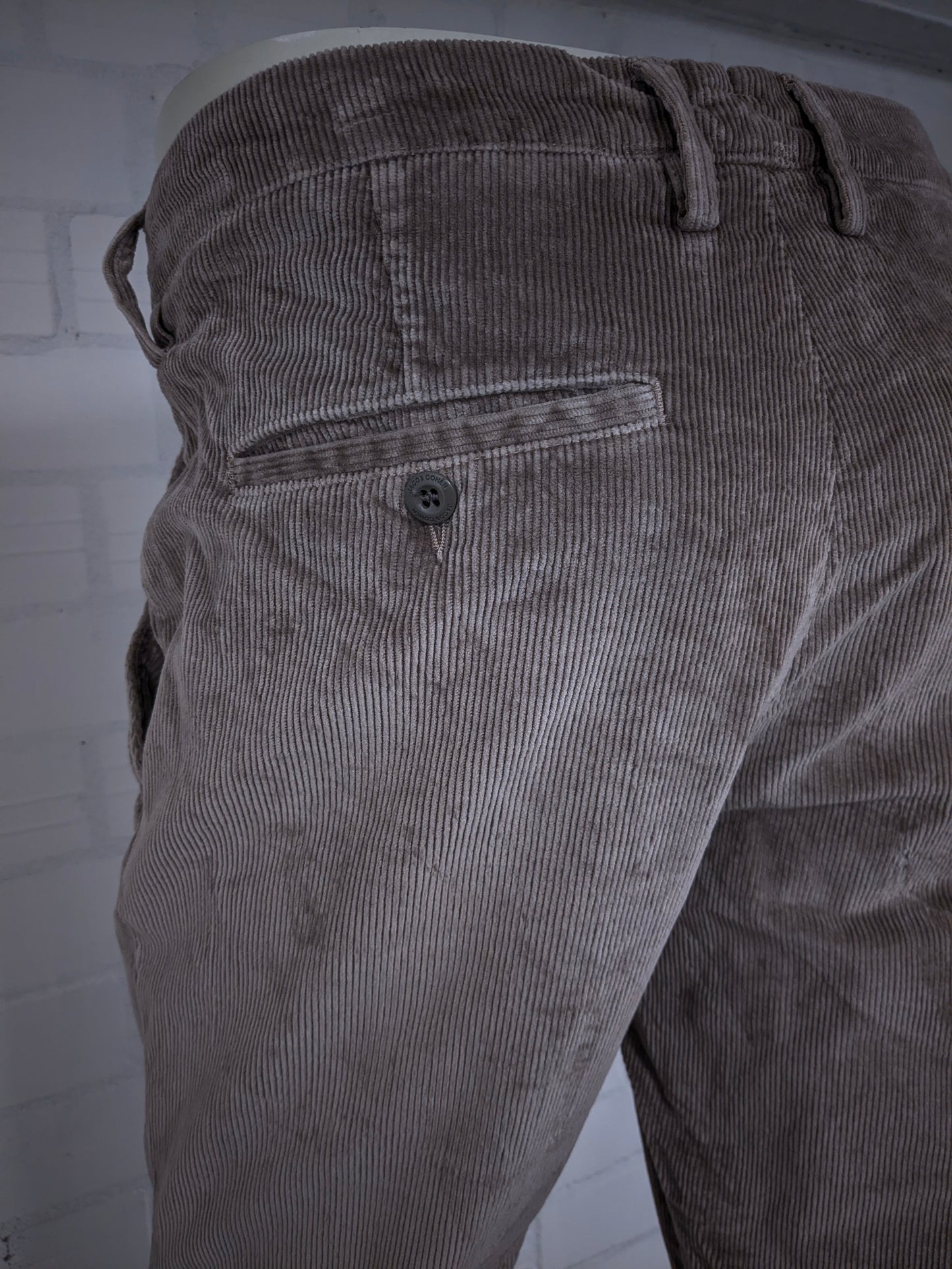 Jacob Cohen ribbroek. Beige gekleurd. Maar W36 - L34. type "Bobby".
