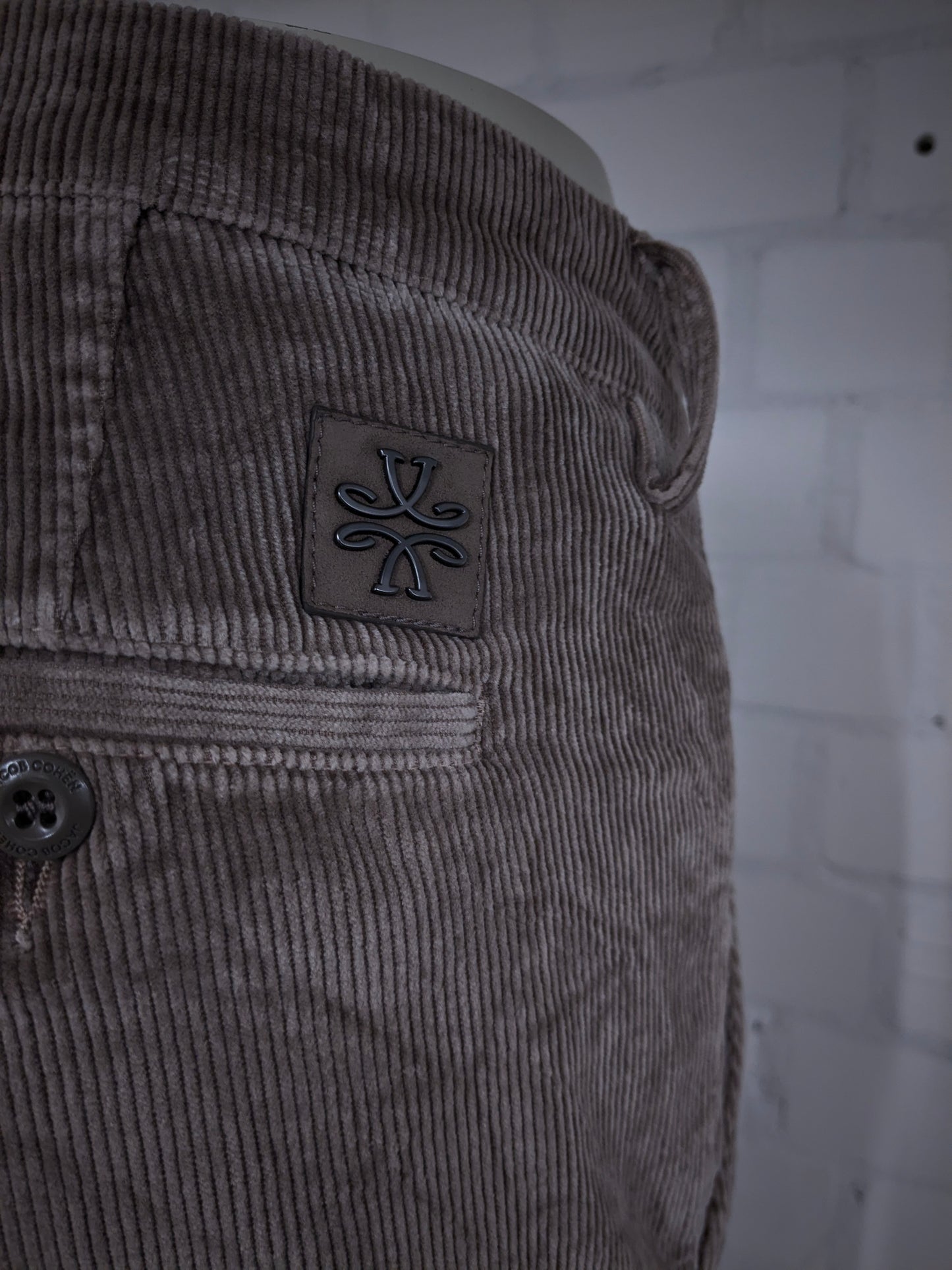 Jacob Cohen ribbroek. Beige gekleurd. Maar W36 - L34. type "Bobby".