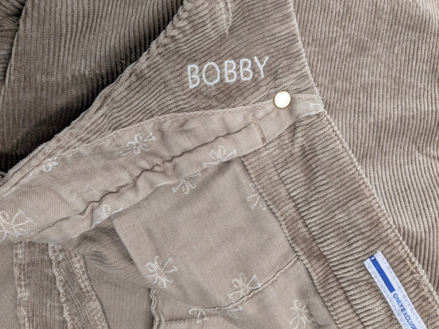 Jacob Cohen ribbroek. Beige gekleurd. Maar W36 - L34. type "Bobby".