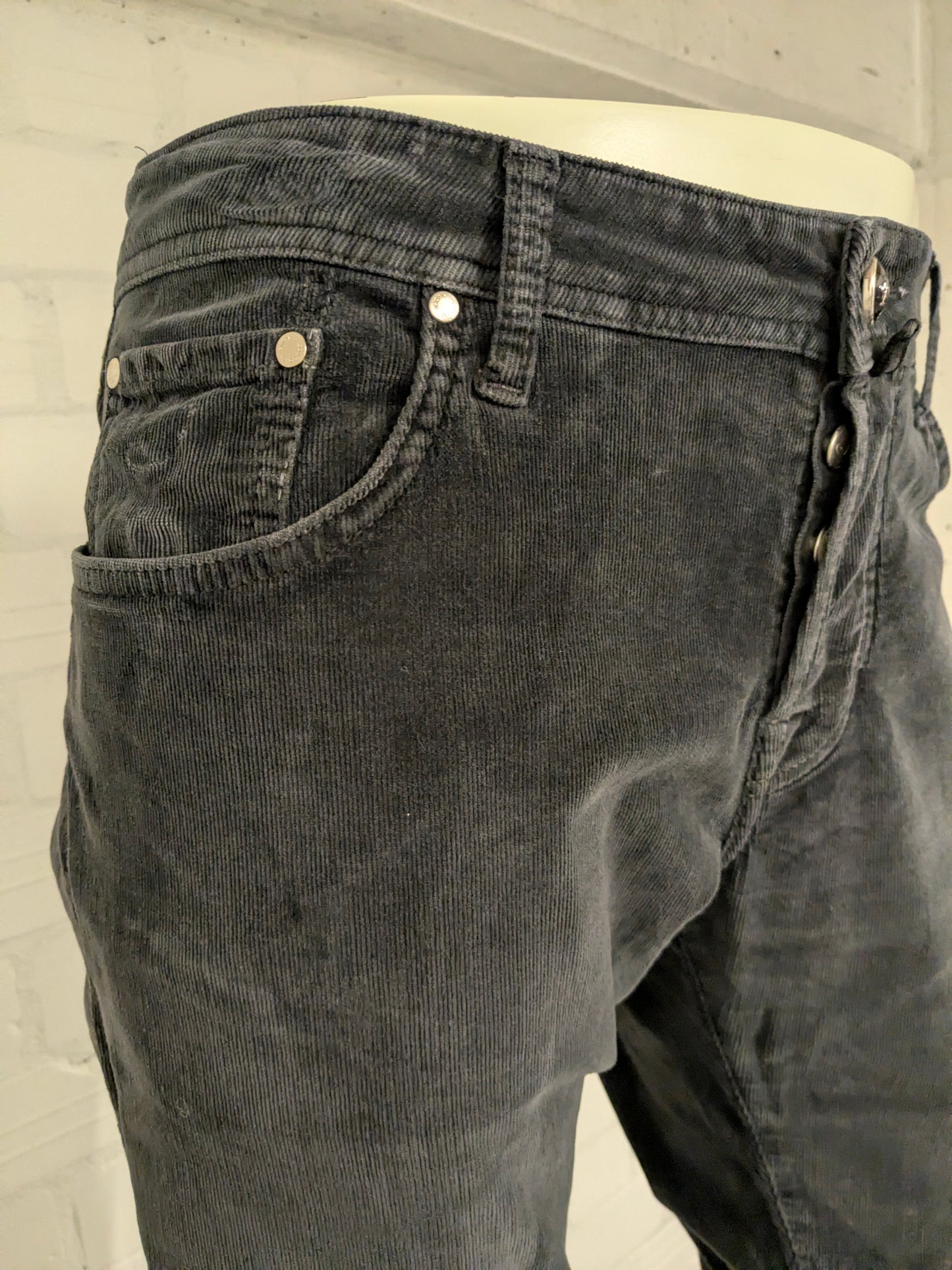 Pantalón de canalé Jacob Cohen. costilla fina. Color gris oscuro. Tamaño W36 - L34. escriba "estilo 622".