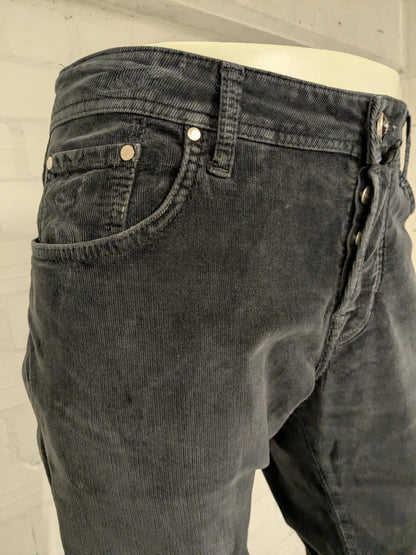 Pantalón de canalé Jacob Cohen. costilla fina. Color gris oscuro. Tamaño W36 - L34. escriba "estilo 622".