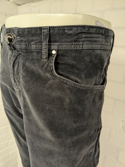Pantalón de canalé Jacob Cohen. costilla fina. Color gris oscuro. Tamaño W36 - L34. escriba "estilo 622".