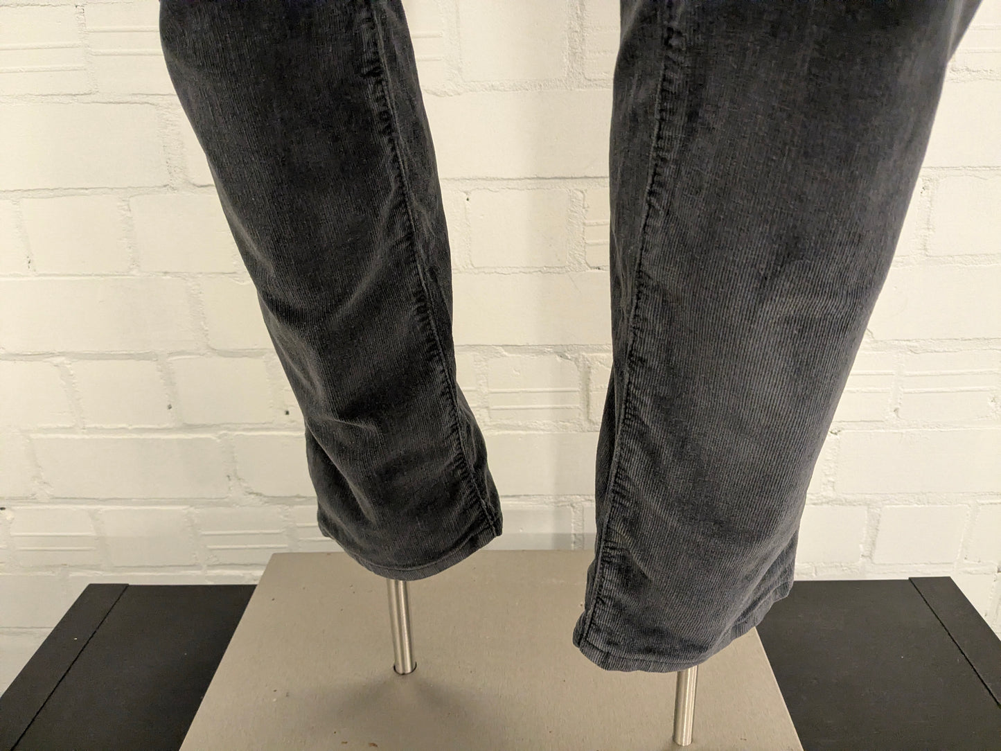 Pantalón de canalé Jacob Cohen. costilla fina. Color gris oscuro. Tamaño W36 - L34. escriba "estilo 622".