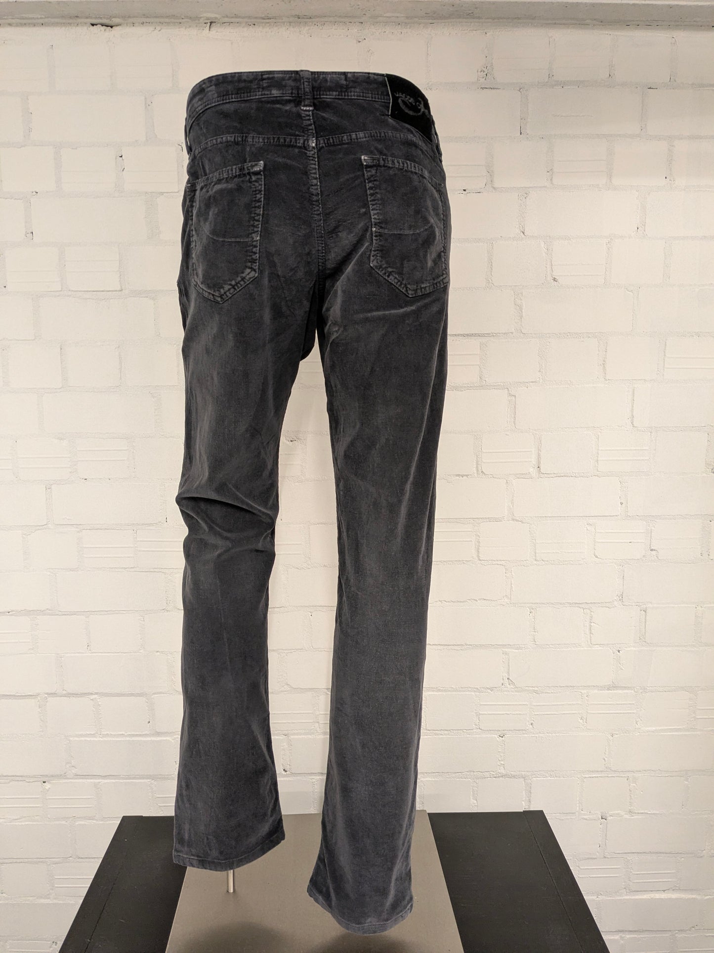 Pantalón de canalé Jacob Cohen. costilla fina. Color gris oscuro. Tamaño W36 - L34. escriba "estilo 622".