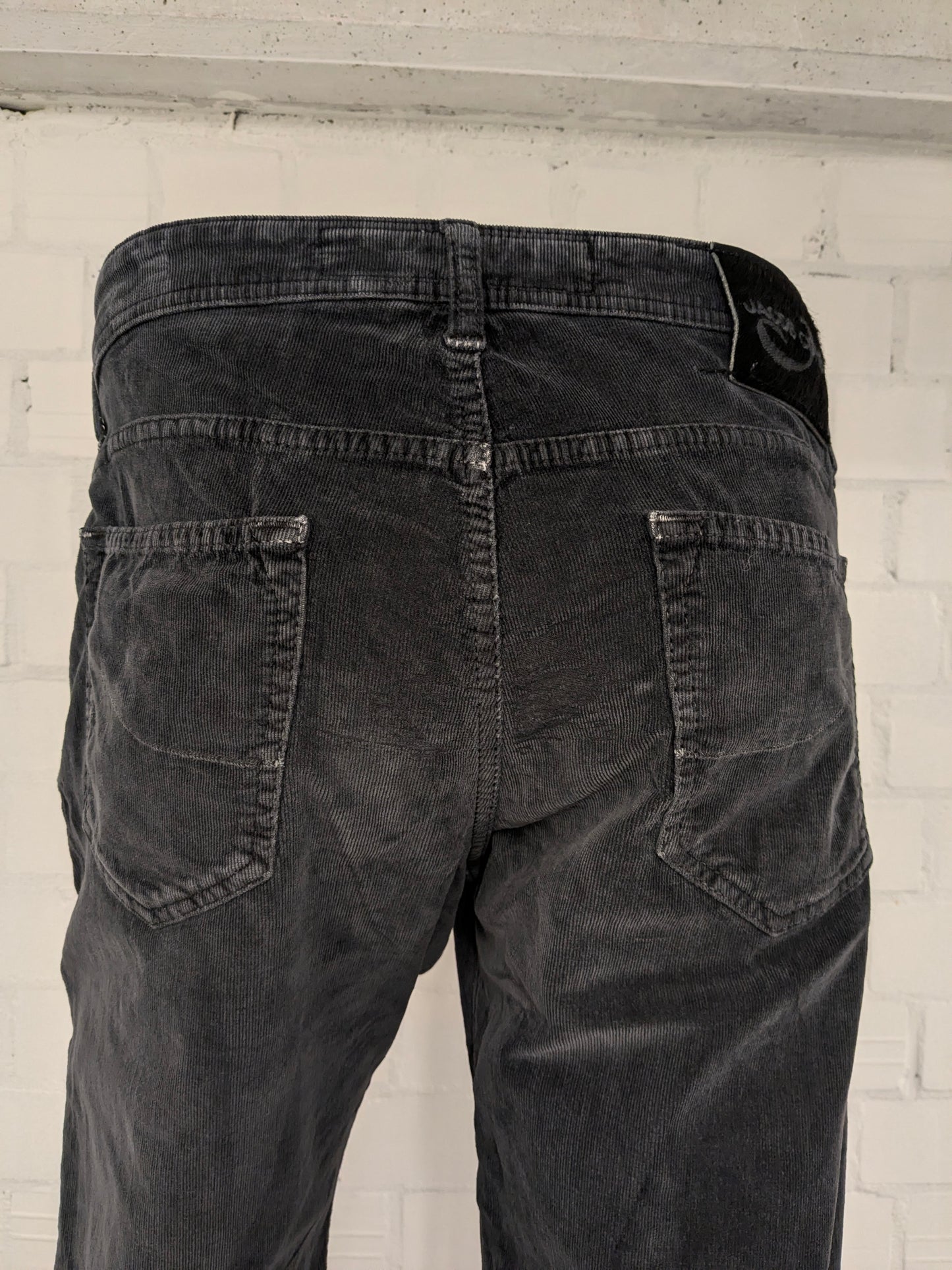 Pantalón de canalé Jacob Cohen. costilla fina. Color gris oscuro. Tamaño W36 - L34. escriba "estilo 622".