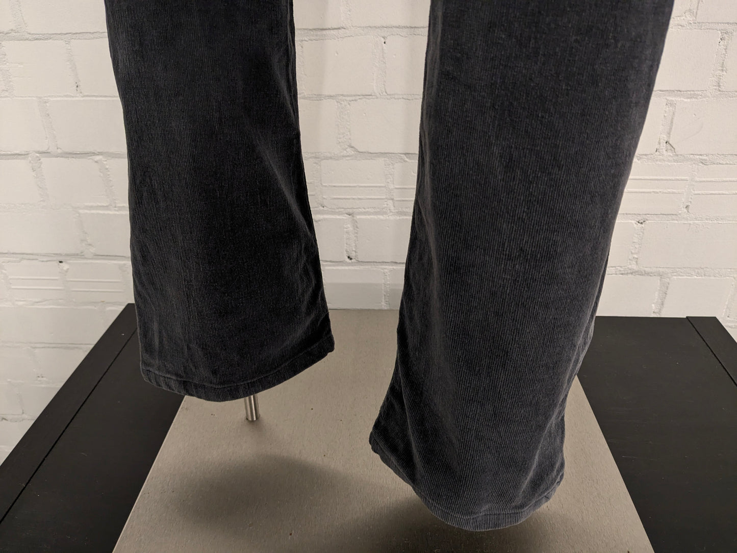 Pantalón de canalé Jacob Cohen. costilla fina. Color gris oscuro. Tamaño W36 - L34. escriba "estilo 622".