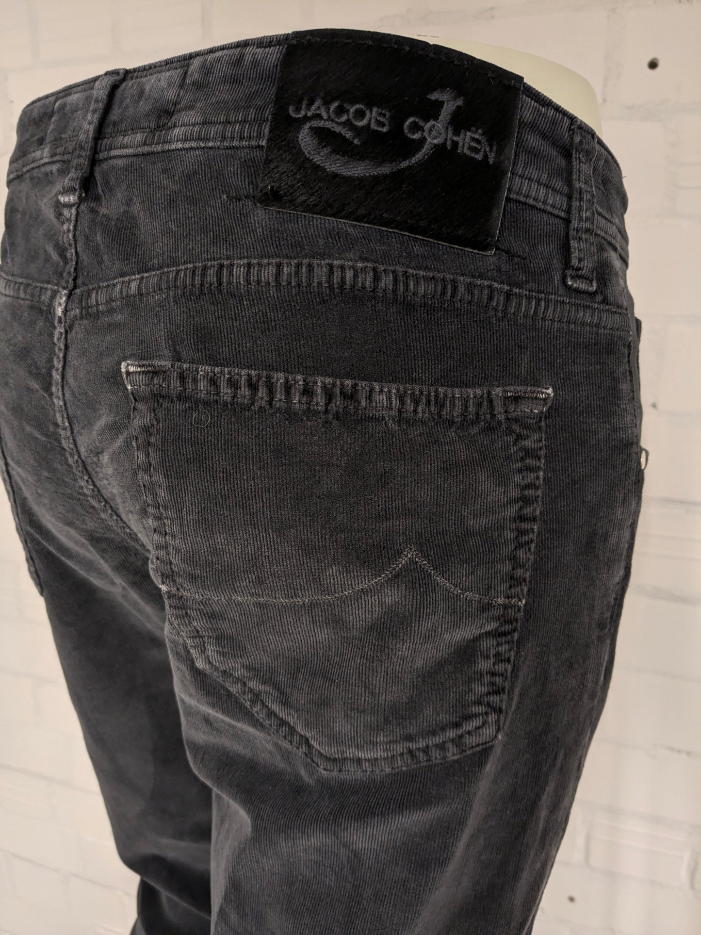 Pantalón de canalé Jacob Cohen. costilla fina. Color gris oscuro. Tamaño W36 - L34. escriba "estilo 622".