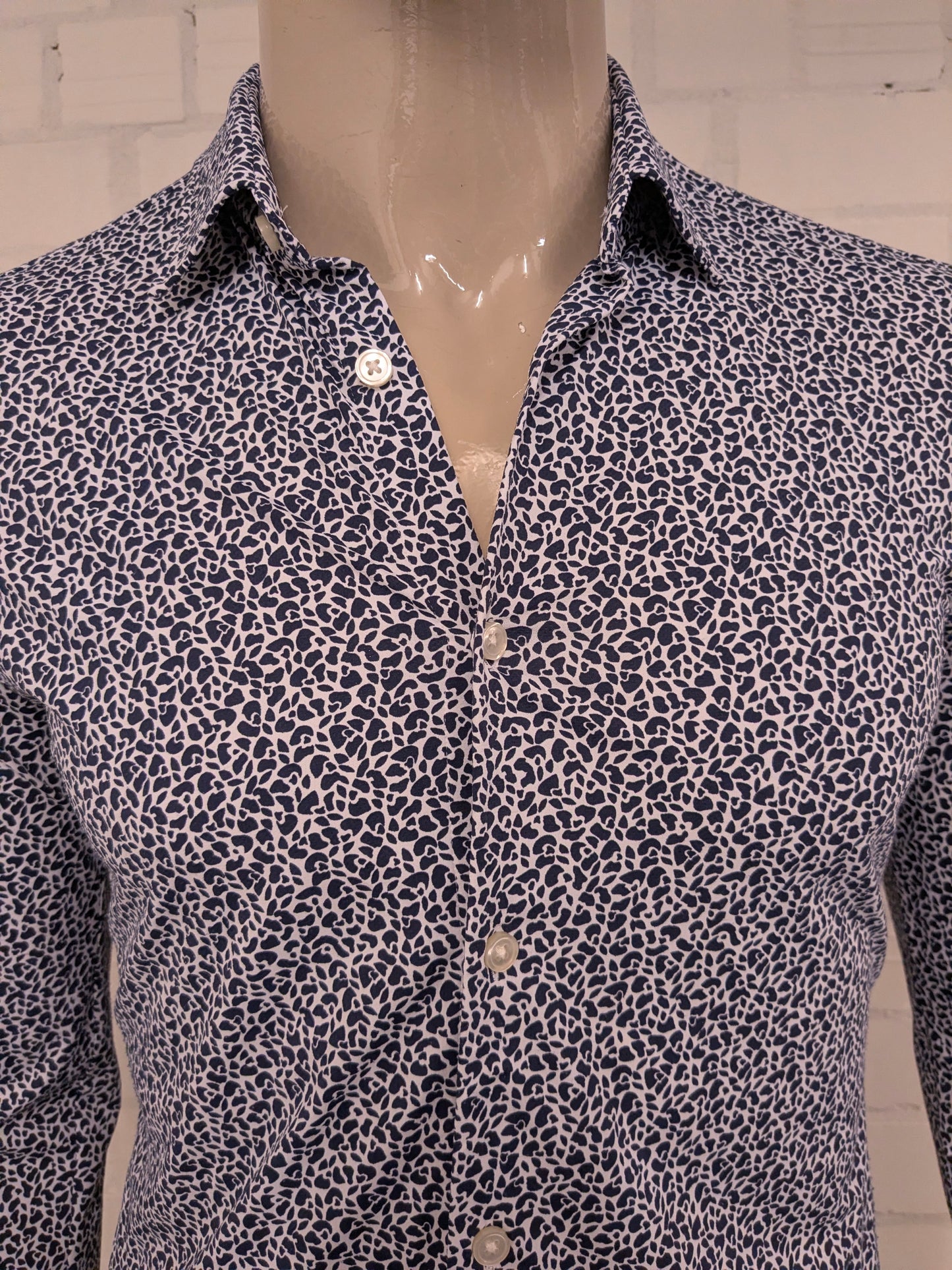 Camisa Boss Hugo Boss. Estampado azul blanco. Talla M. Corte ajustado/elástico.