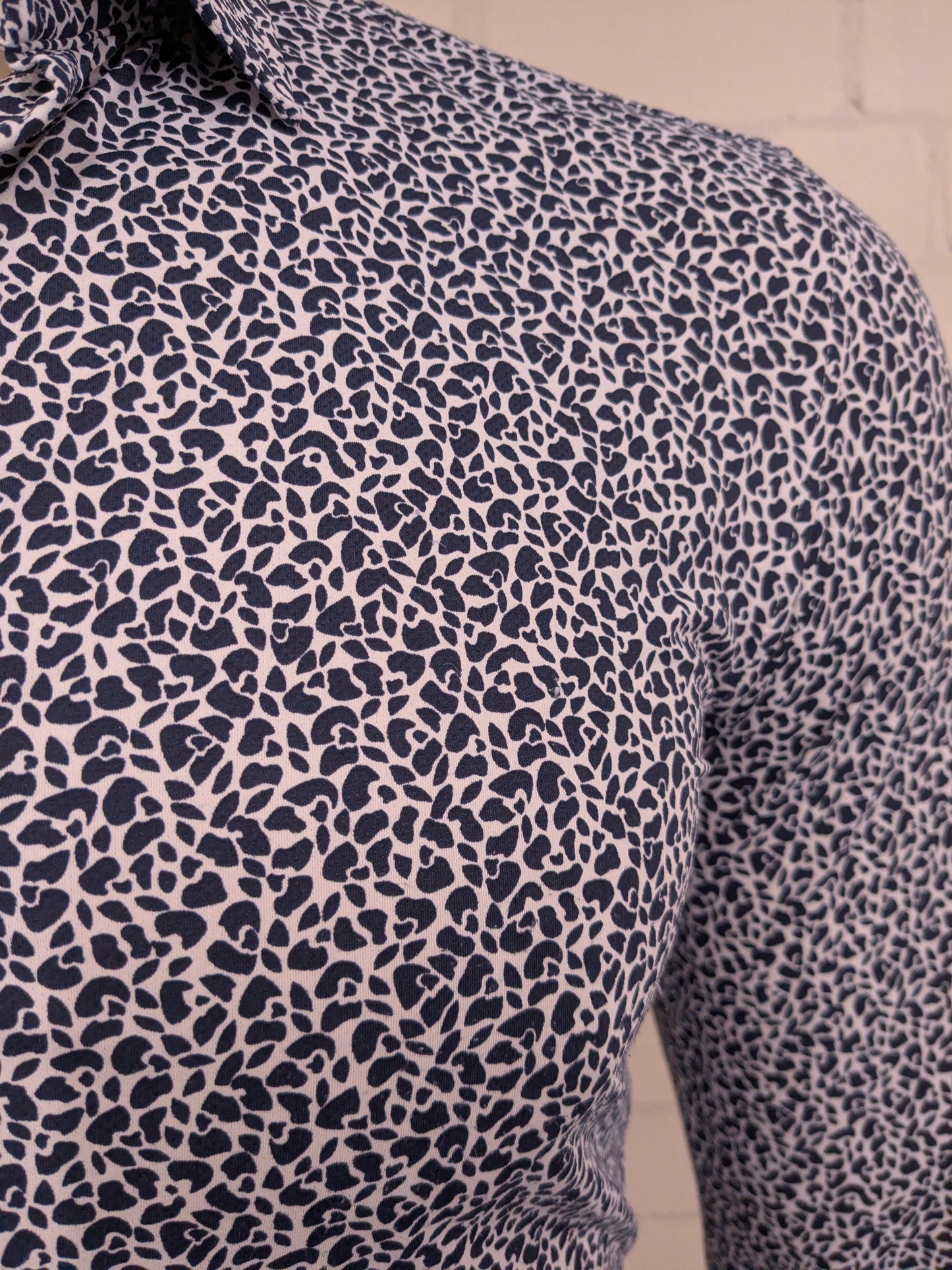 Camisa Boss Hugo Boss. Estampado azul blanco. Talla M. Corte ajustado/elástico.