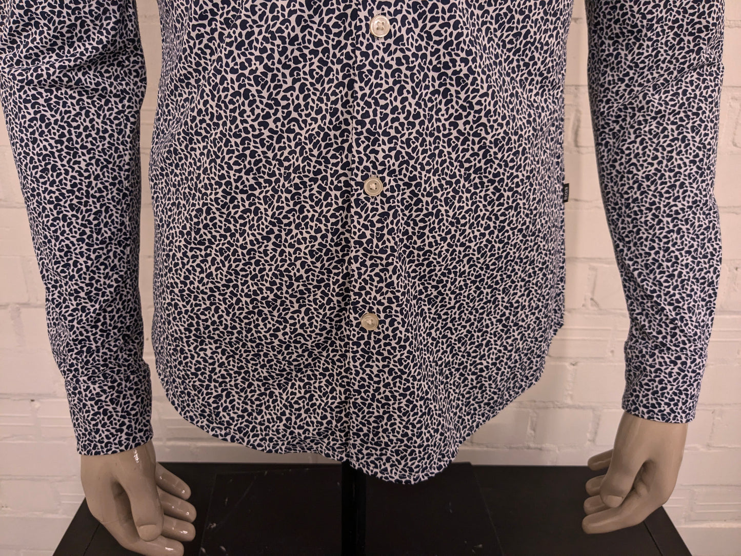 Camisa Boss Hugo Boss. Estampado azul blanco. Talla M. Corte ajustado/elástico.