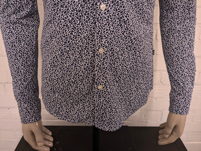 Camisa Boss Hugo Boss. Estampado azul blanco. Talla M. Corte ajustado/elástico.