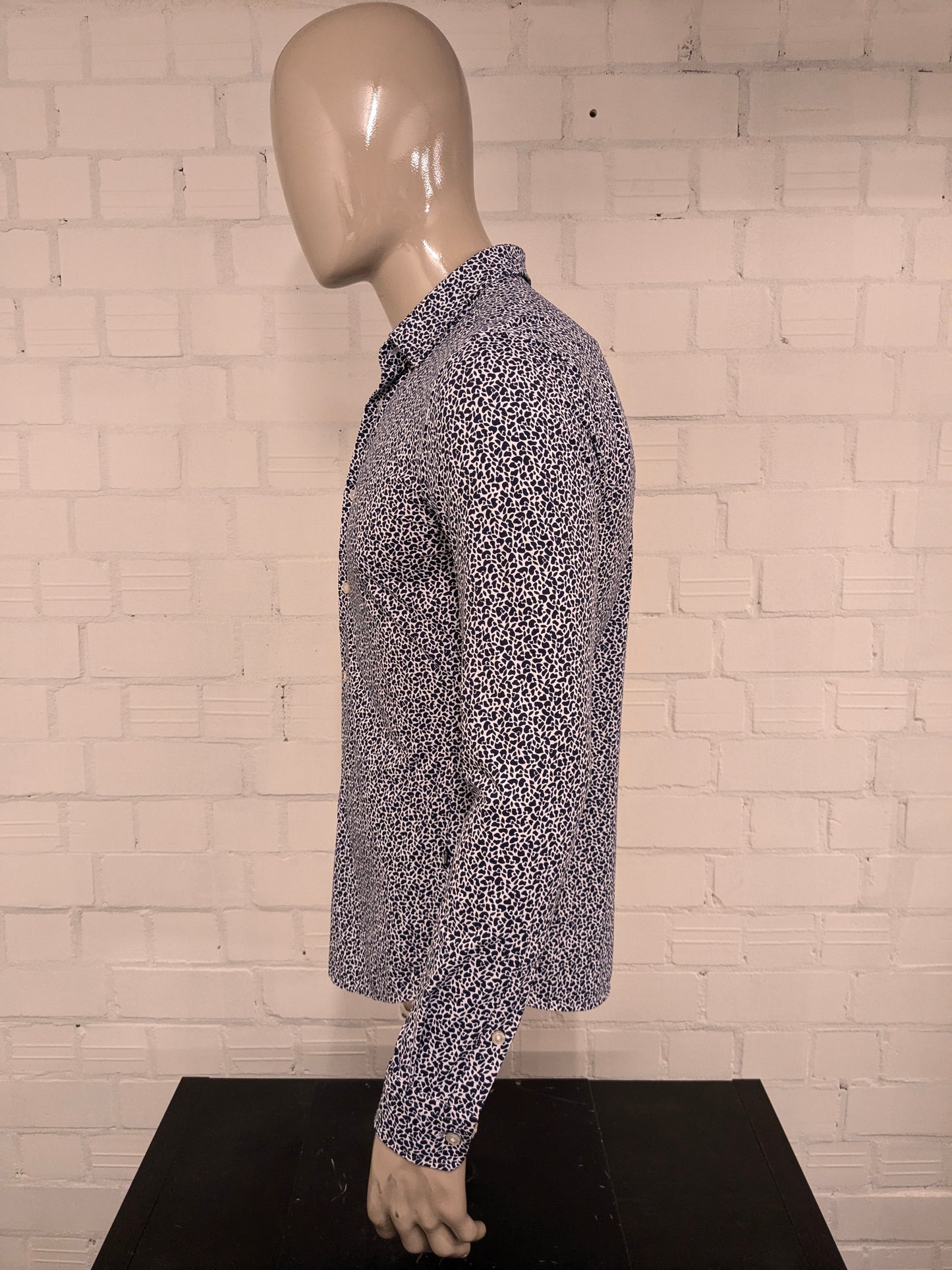 Camisa Boss Hugo Boss. Estampado azul blanco. Talla M. Corte ajustado/elástico.