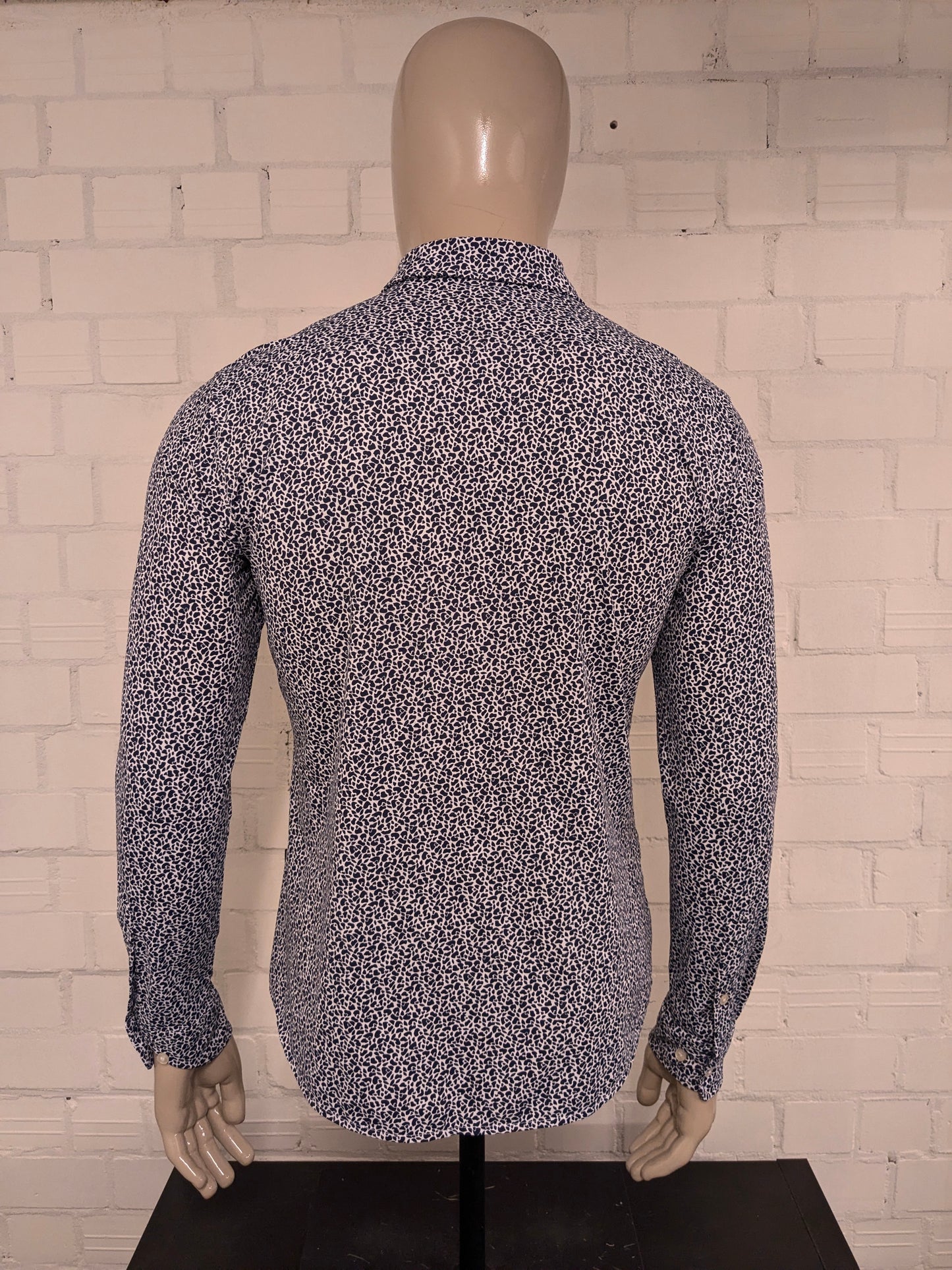 Camisa Boss Hugo Boss. Estampado azul blanco. Talla M. Corte ajustado/elástico.