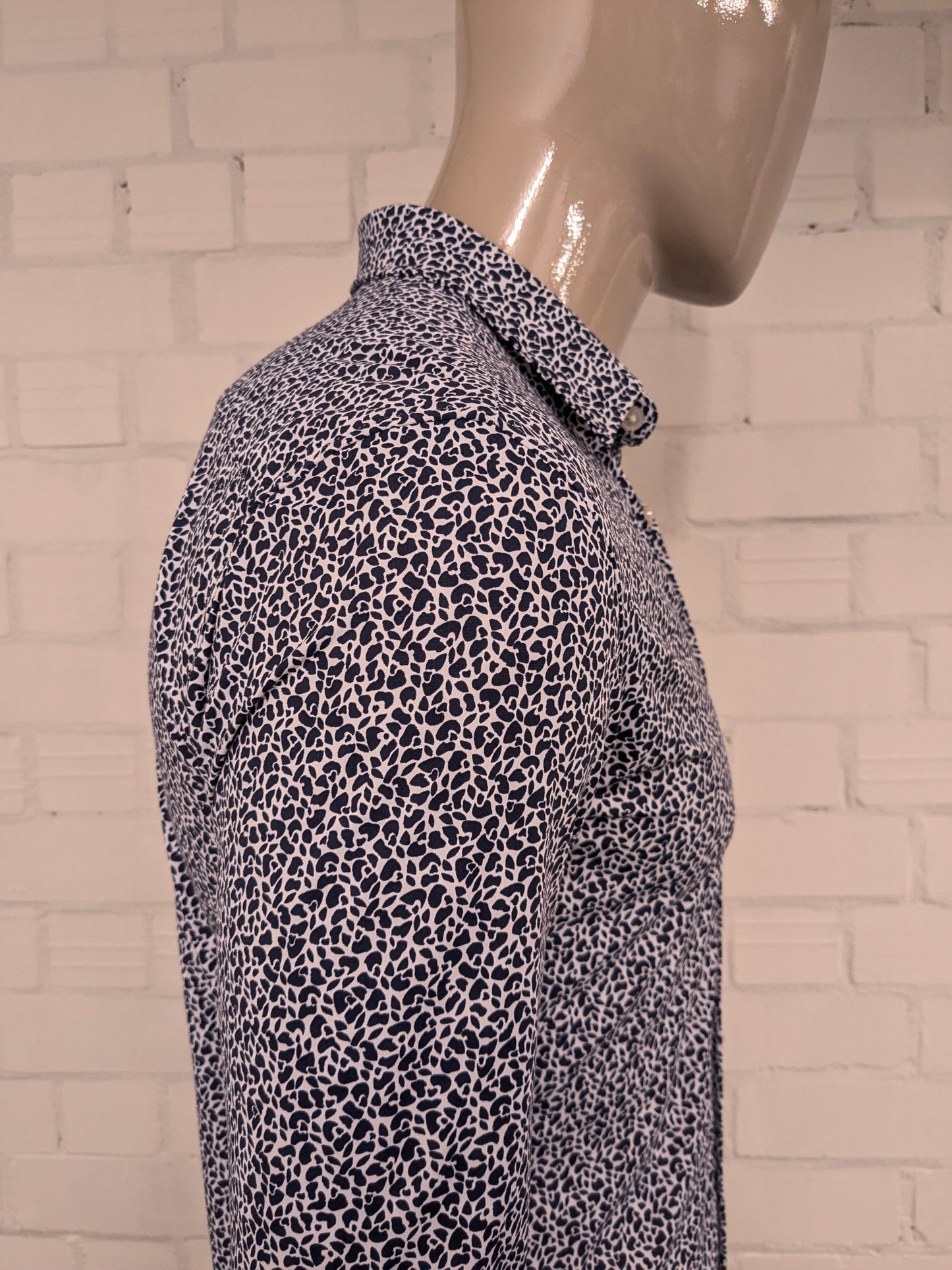 Camisa Boss Hugo Boss. Estampado azul blanco. Talla M. Corte ajustado/elástico.