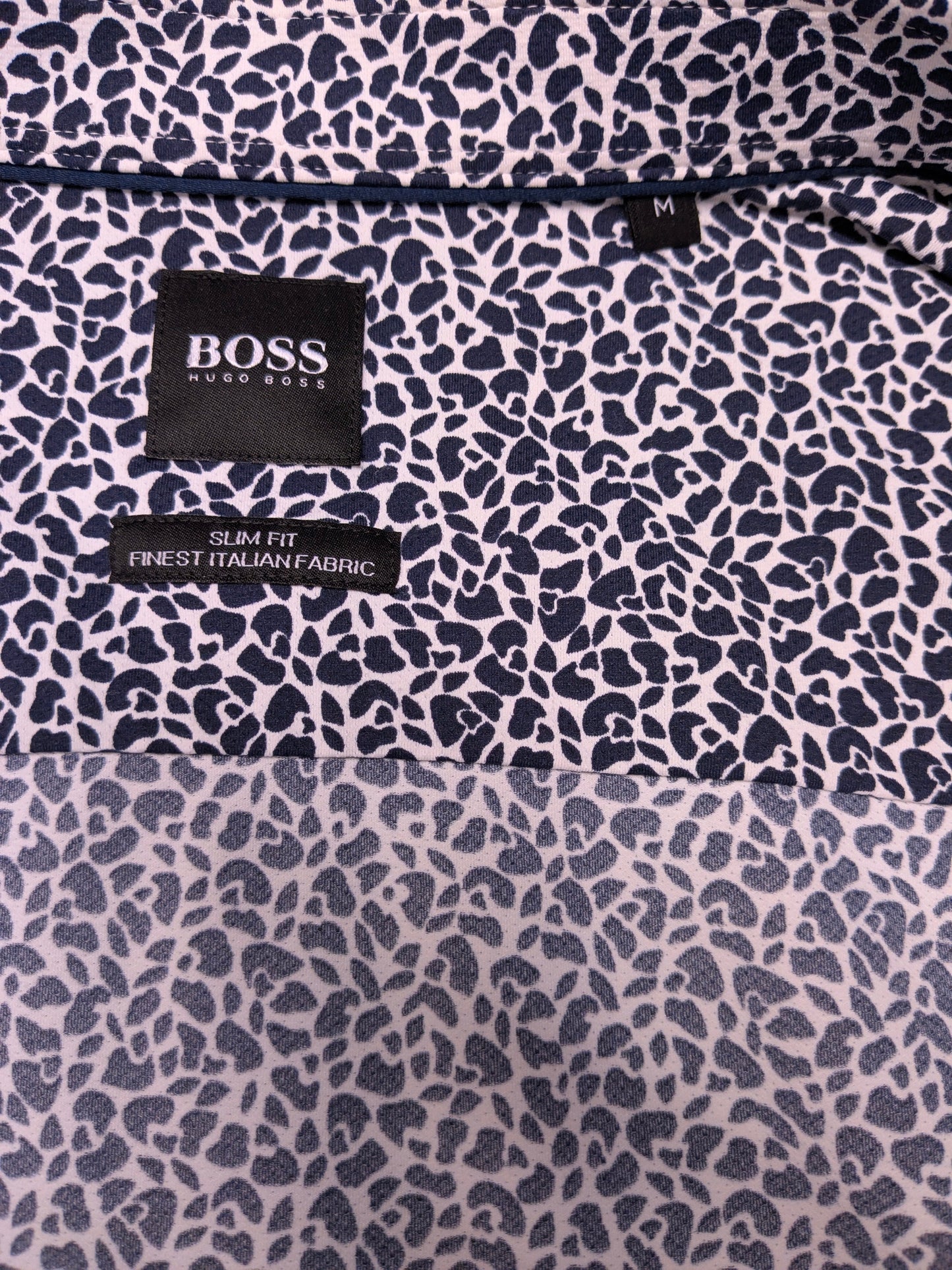 Camisa Boss Hugo Boss. Estampado azul blanco. Talla M. Corte ajustado/elástico.